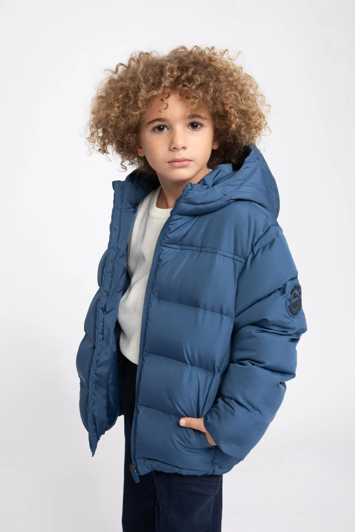 DeFacto  Wasserabweisende Pufferjacke mit Kapuze für Jungen A2246a823wn