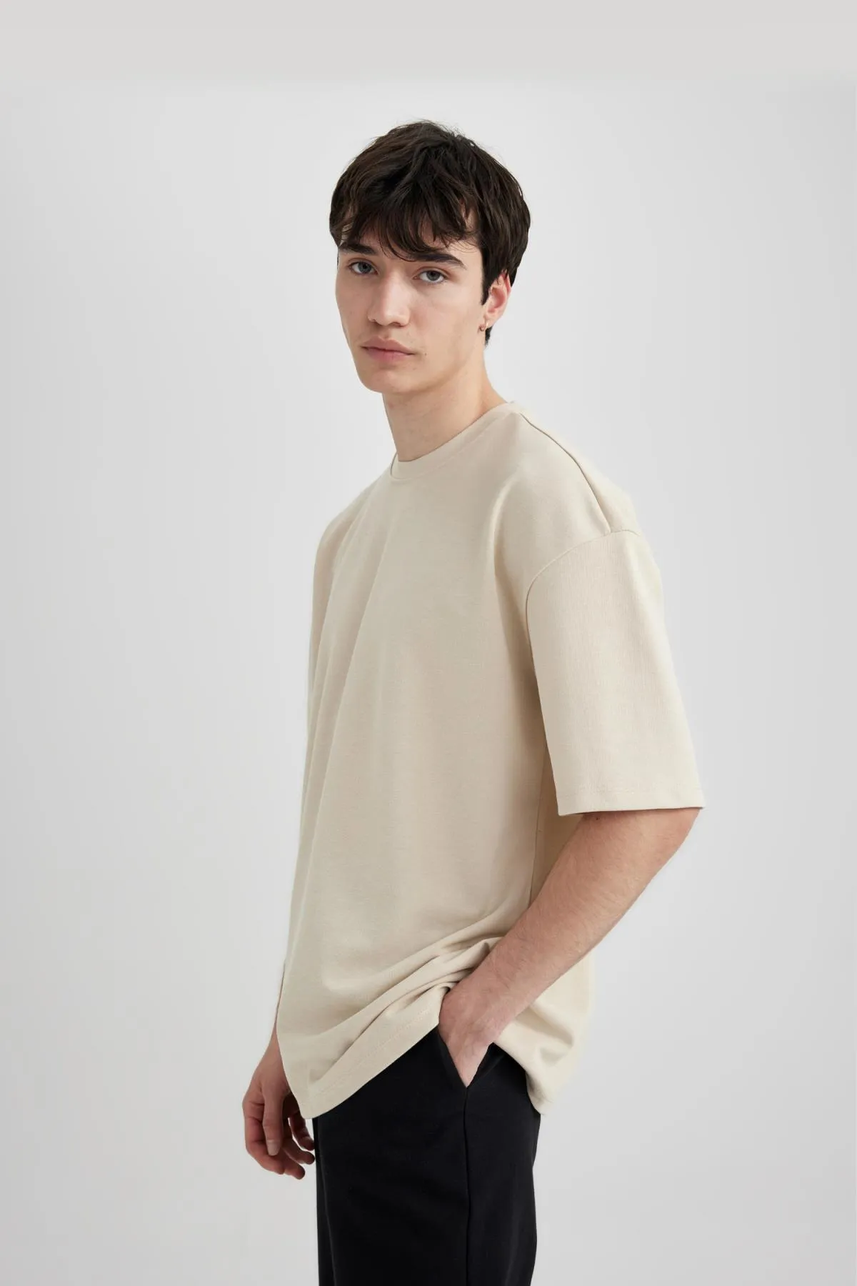 DeFacto  Kurzärmliges T-Shirt aus schwerem Stoff mit Rundhalsausschnitt und Oversize-Passform X3926AZ24SP