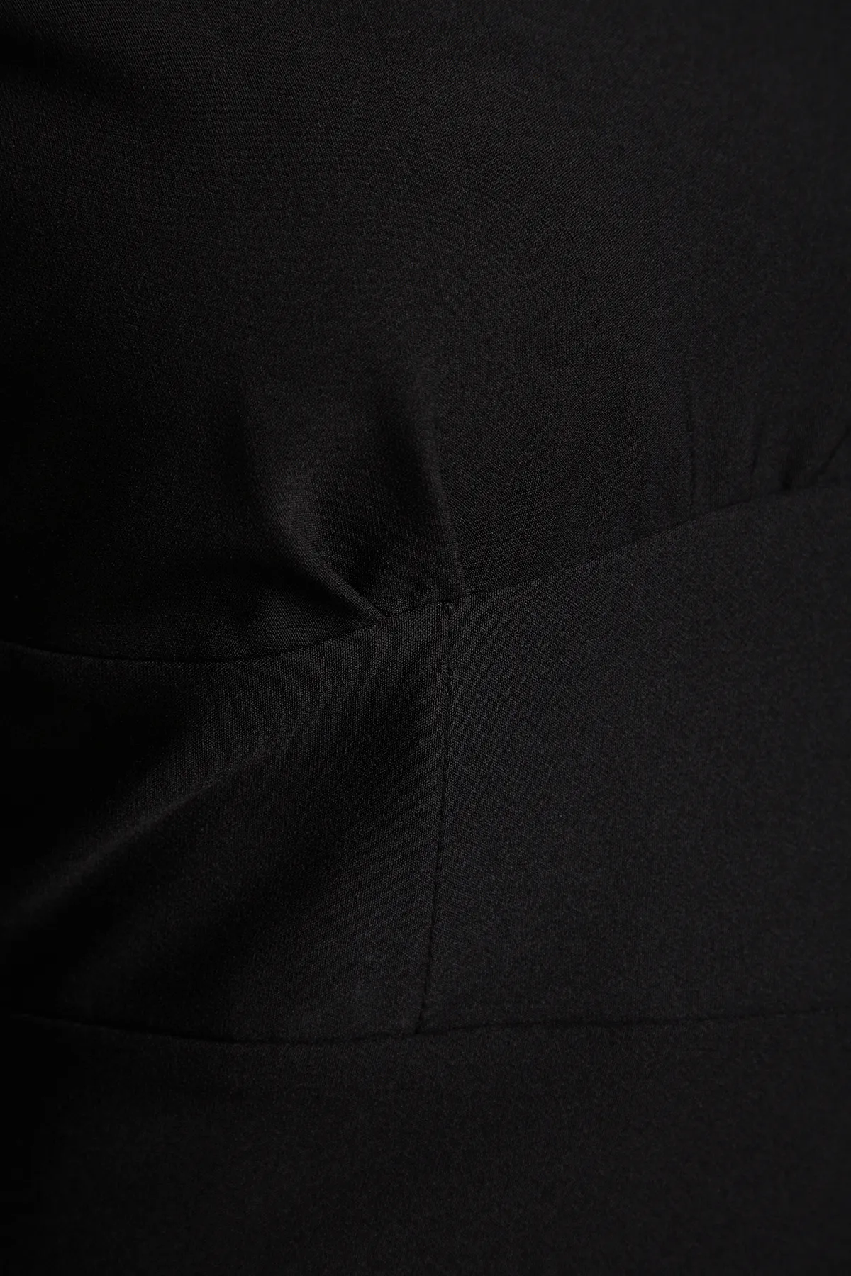 Trendyol Curve  Schwarzes tailliertes Midikleid aus Webstoff TBBAW24AH00080