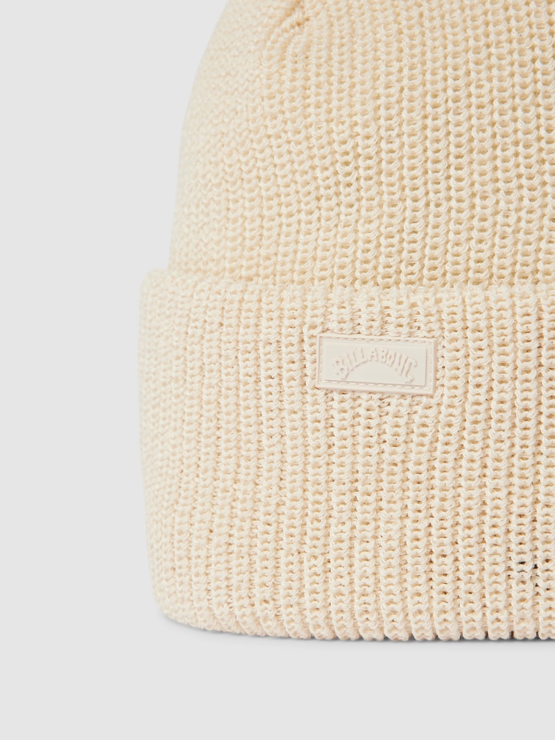 Beanie mit Label-Patch Modell 'Roamer' in offwhite