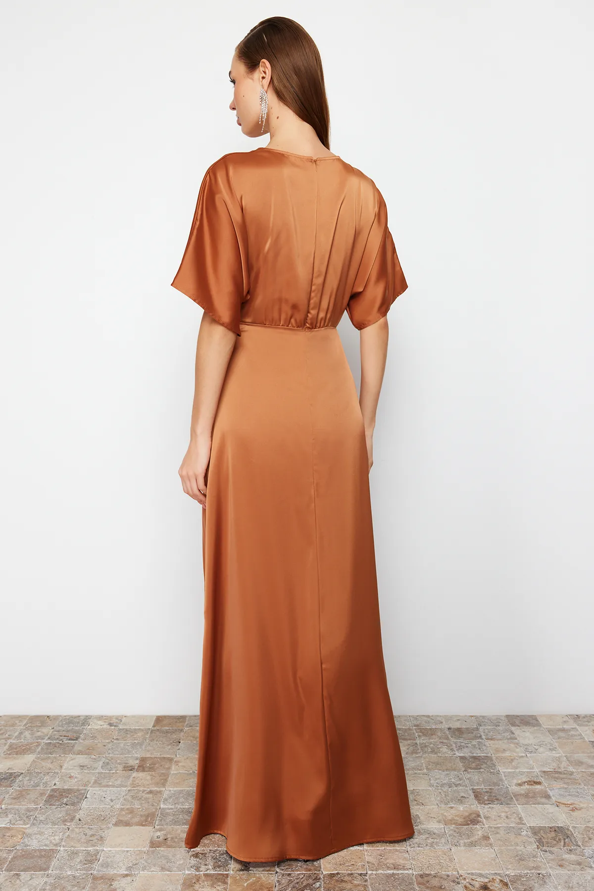 Trendyol Collection  Braunes Abendkleid mit Taillenöffnung/Skater-Webstoff, langes Nachtsatin TPRSS24AE00008