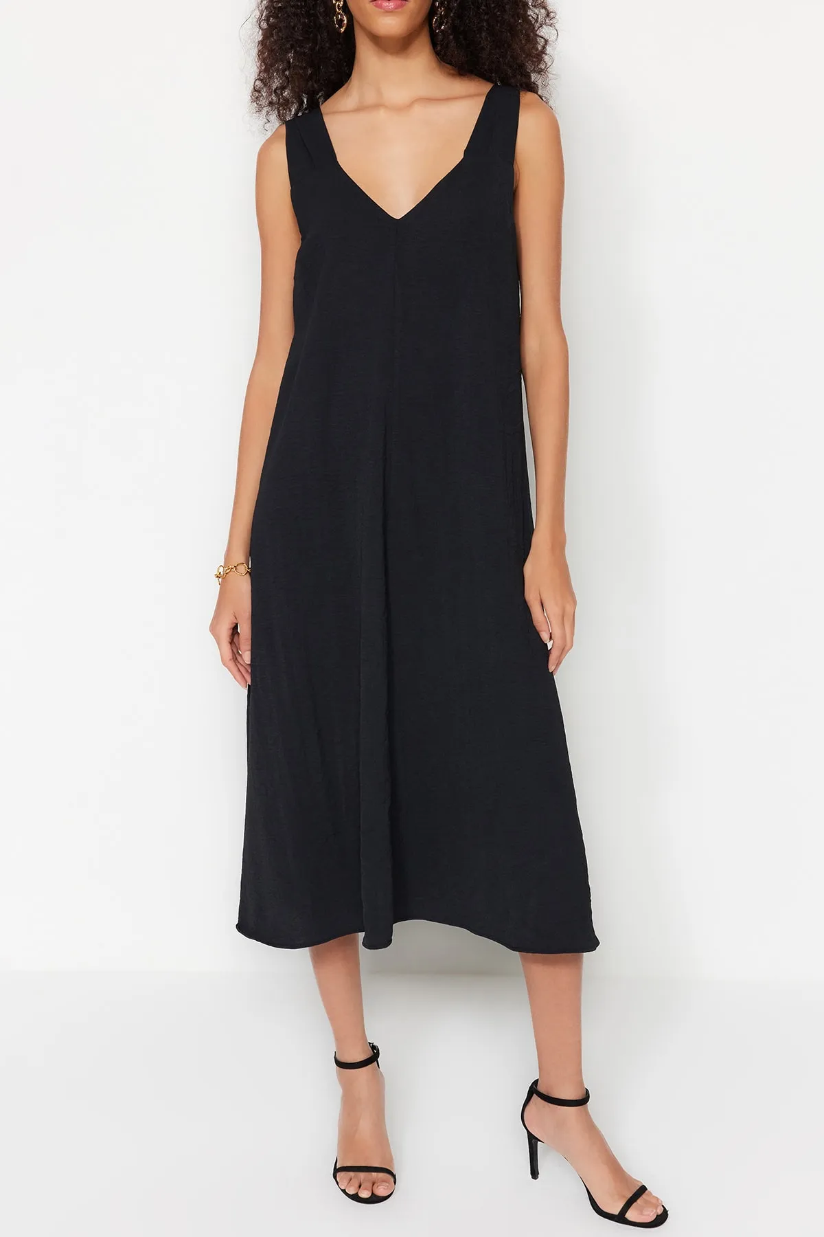 Trendyol Collection  Schwarzes Midi-Webkleid mit entspannter Passform TWOSS23EL00882