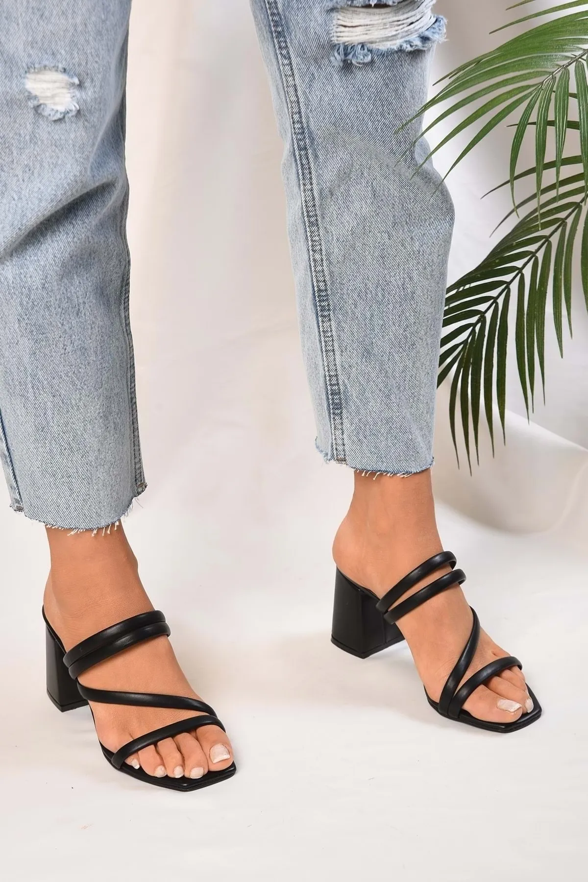 Shoeberry  Damen-Hausschuhe „Caramela Black Skin“ mit geripptem Band und Absatz