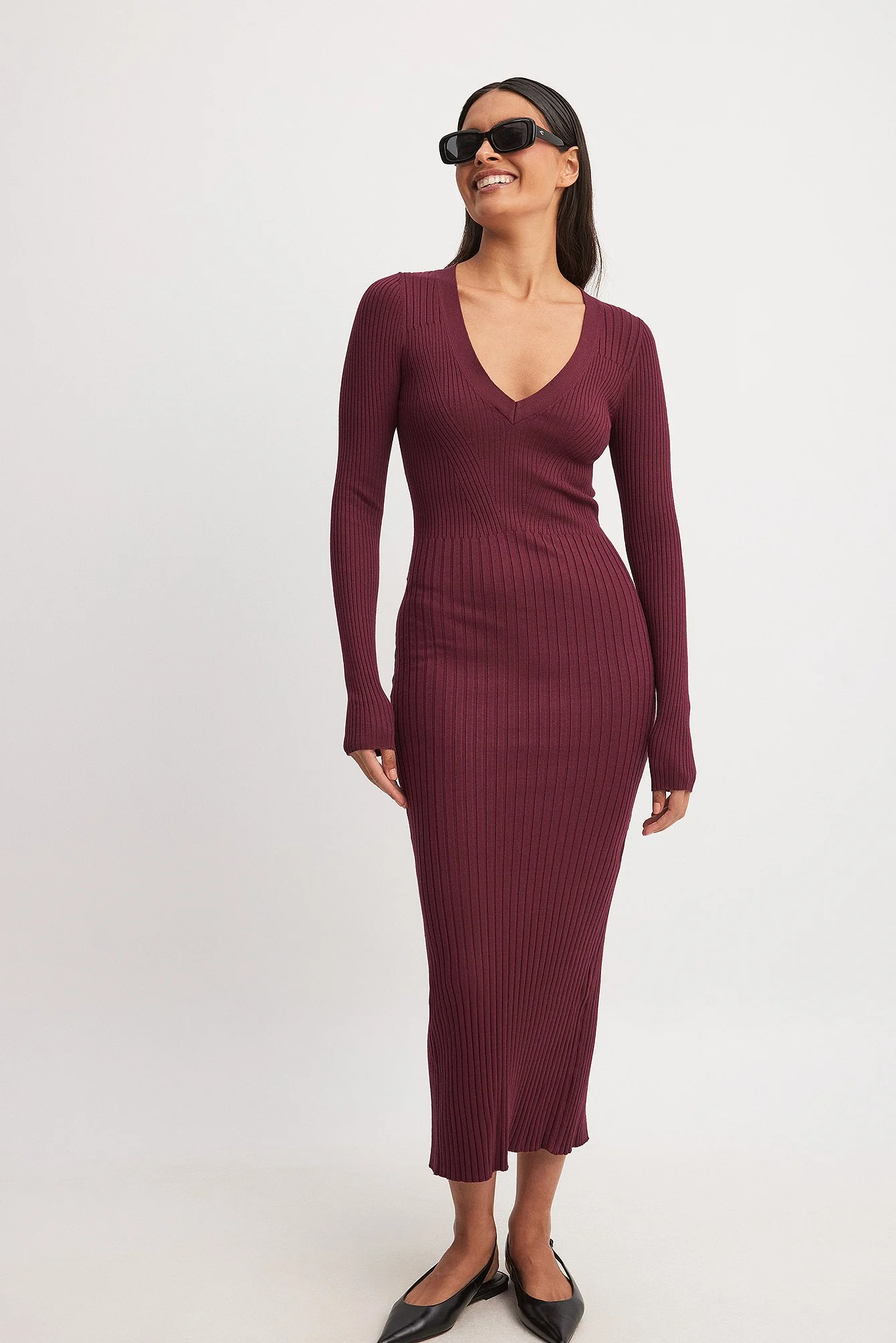 Gestricktes Midikleid mit V-Ausschnitt