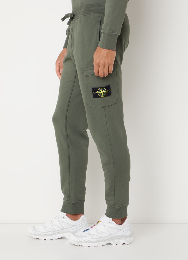 Stone Island 64551 sašaurinātas piegriezuma sporta bikses ar sānu kabatām un logotipu