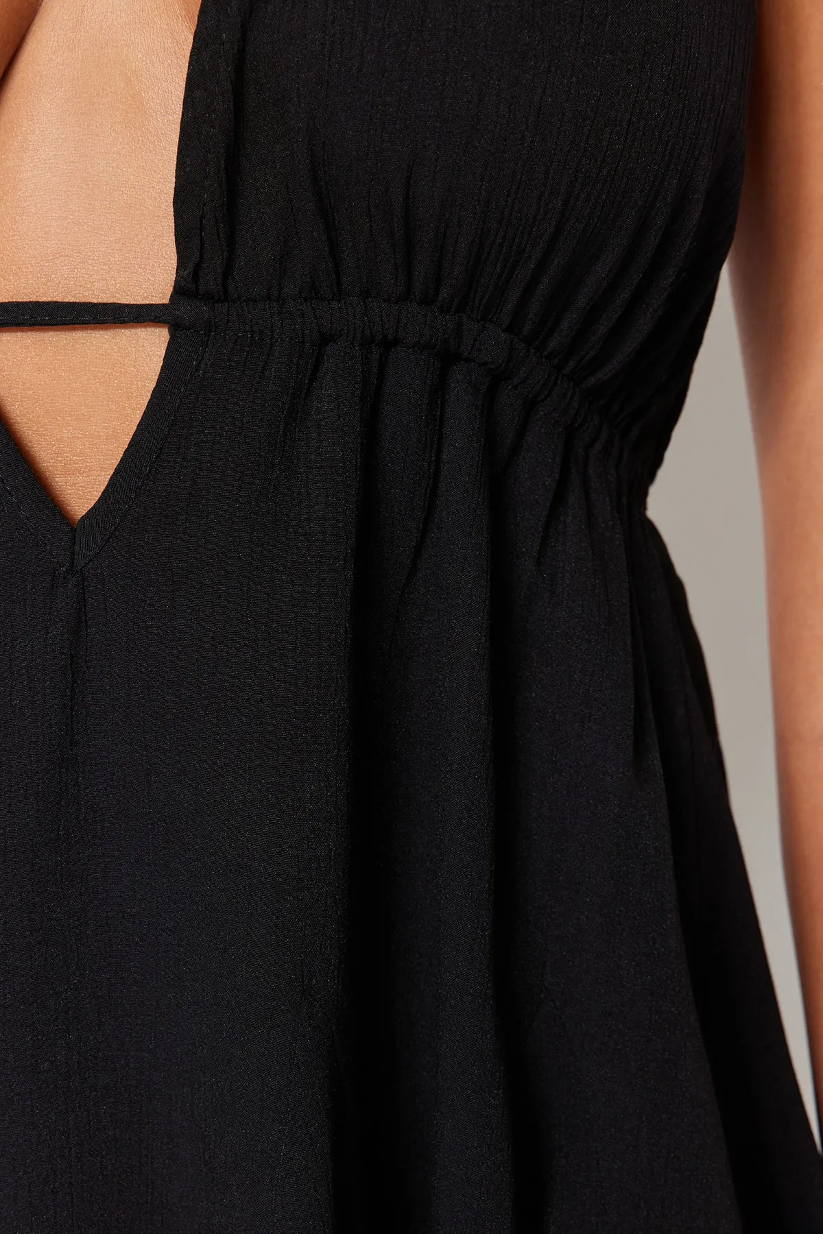 Trendyol Collection  Schwarzes, gewebtes, rückenfreies Mini-Strandkleid TBESS23EL00061