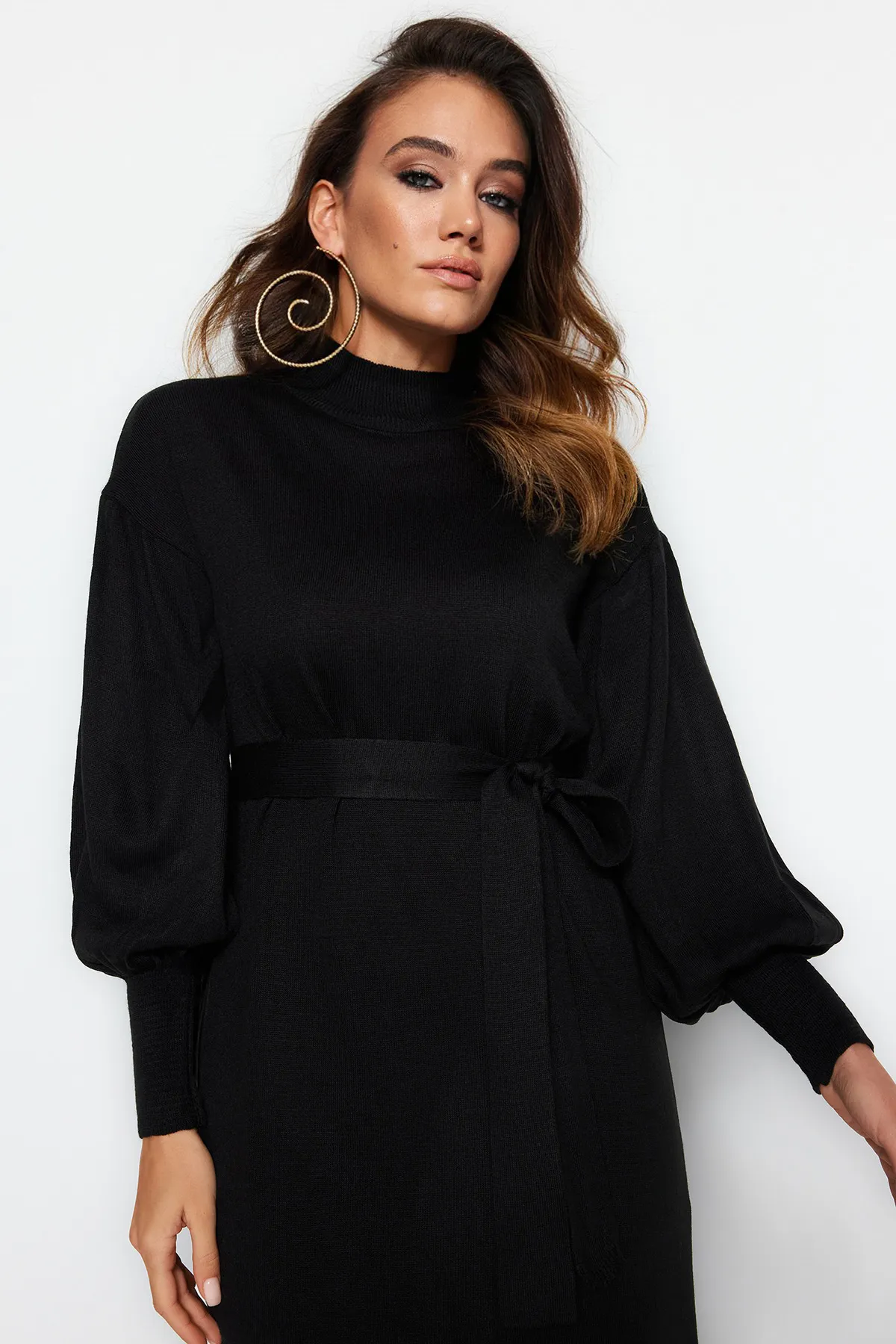 Trendyol Modest  Schwarzes Strickkleid mit halbem Rollkragen und Gürtel TCTAW24EB00023