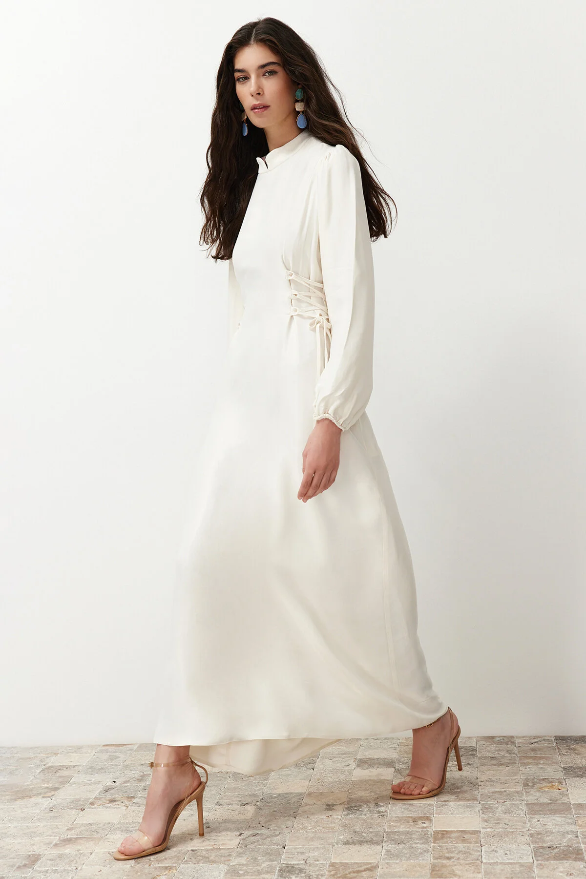 Trendyol Modest  Satin-Hochzeits-Abendkleid für besondere Anlässe - Weißes Britli-Kleid TCTSS23DB00037