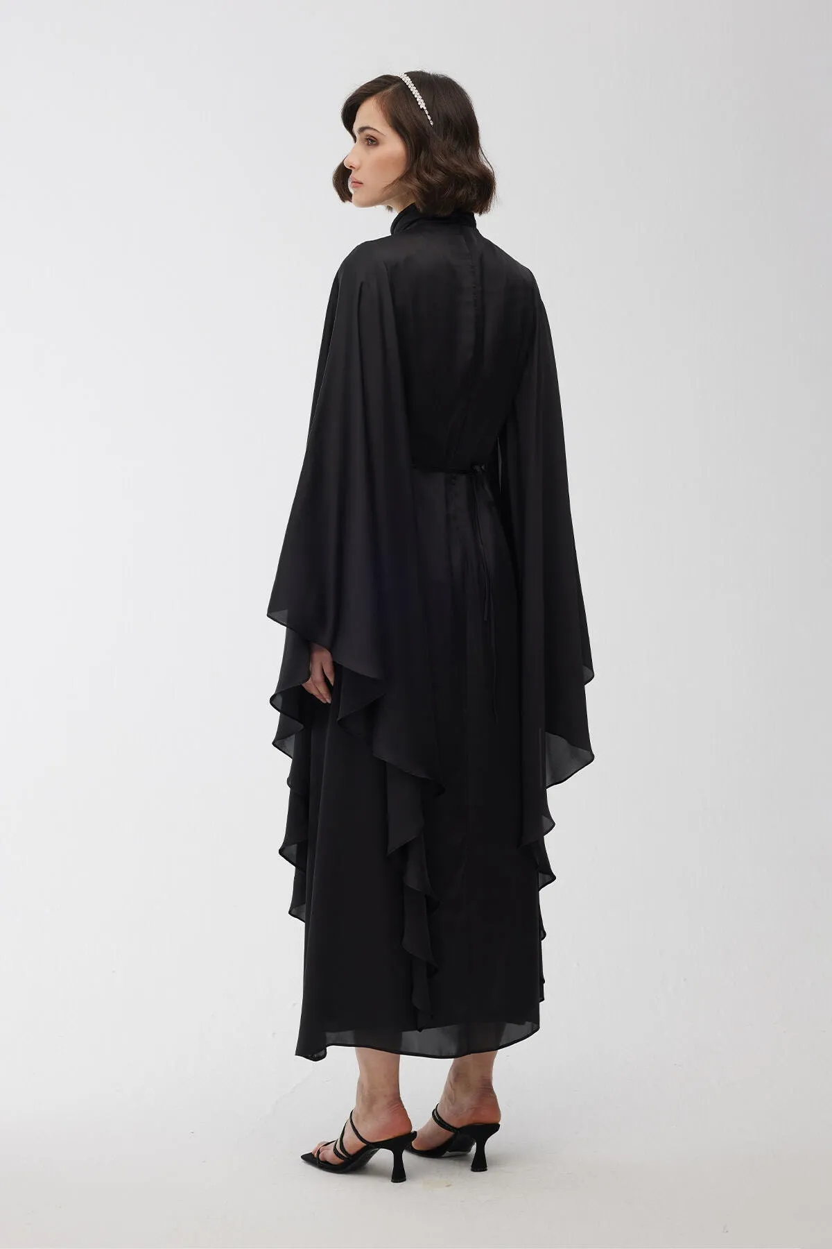 Manuka  Satin-Cape-Abendkleid Schwarz
