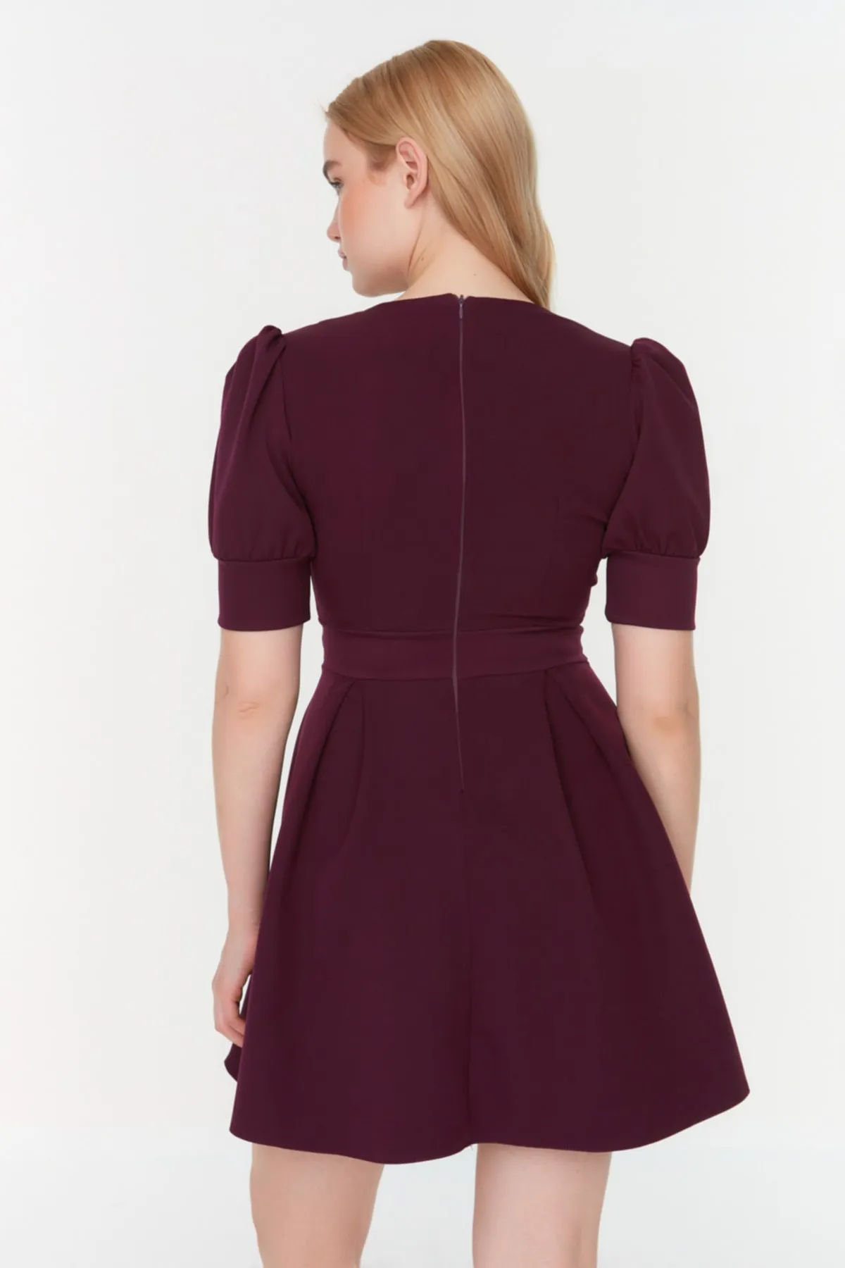 Trendyol Collection  Pflaumenfarbenes, mit Taillenöffnung geöffnetes Mini-gefüttertes, zweireihiges, plissiertes Webkleid mit Kragen TWOSS20EL1639