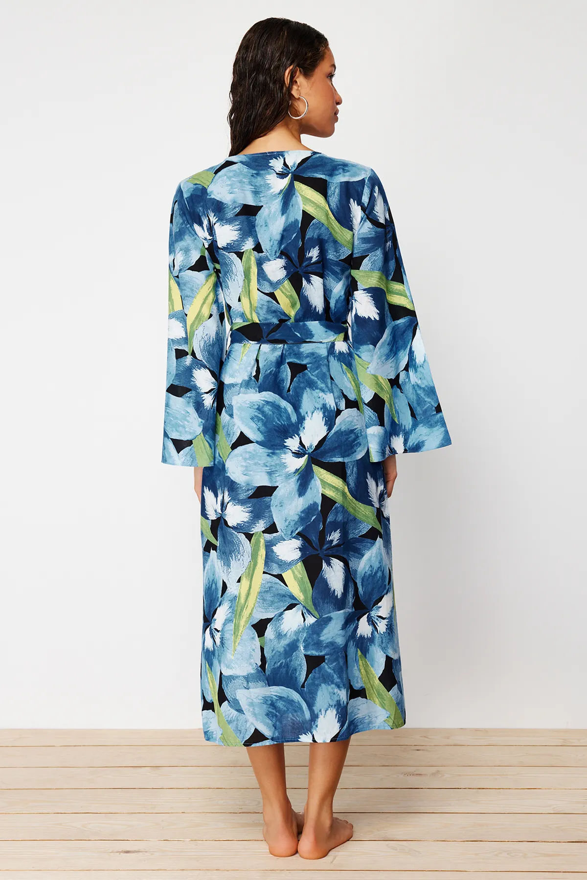 Trendyol Collection  Maxi-Kimono und Kaftan aus 100 % Baumwolle mit Blumenmuster und Gürtel TBESS24KM00014