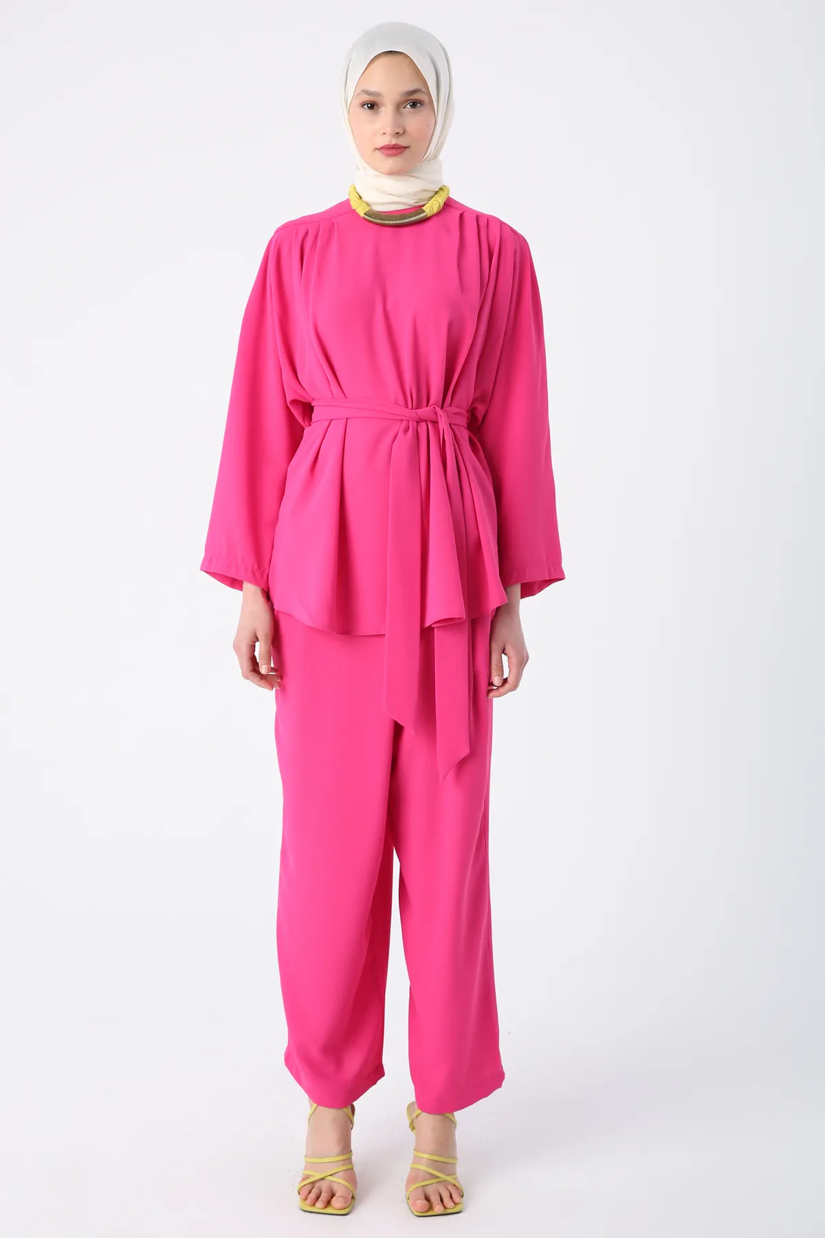 Ekrumoda  Fuchsiafarbener Anzug mit Gürtel, Faltendetail an den Schultern und Hose mit weitem Bein