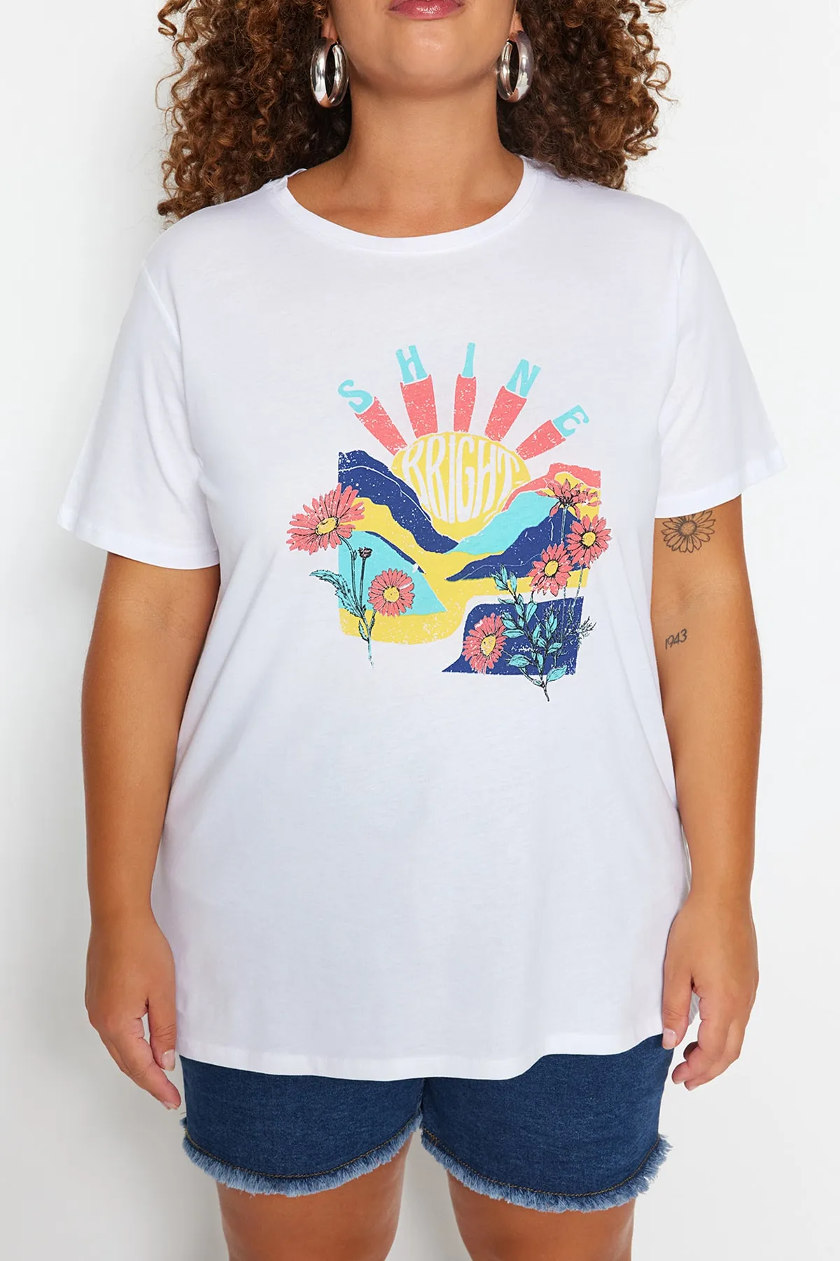 Trendyol Curve  Weißes bedrucktes Strick-T-Shirt mit Rundhalsausschnitt TBBSS22TS1944