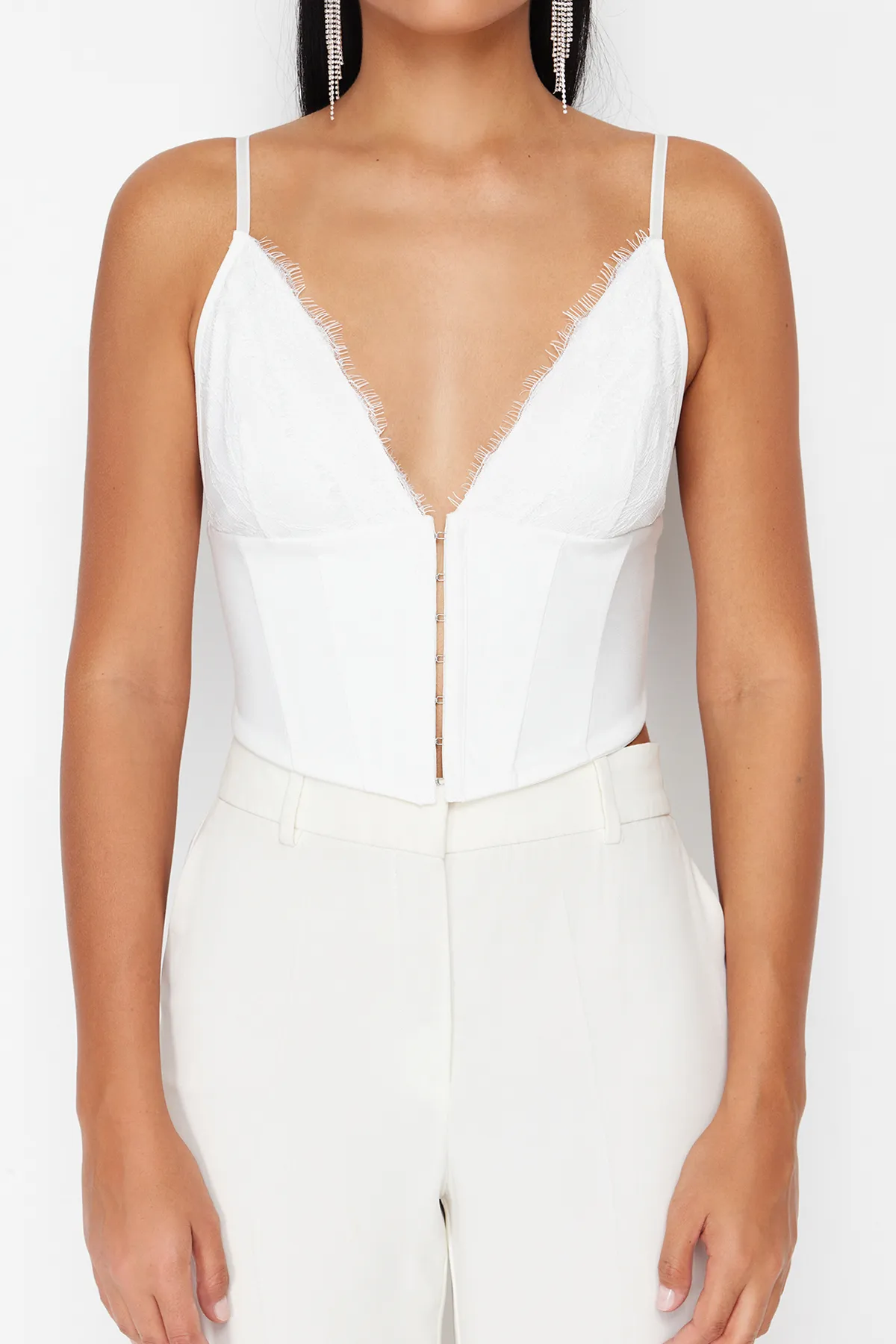 Trendyol Collection  Weißes, kurzes Bustier aus gewebter, agraphierter Spitze mit Futter für die Braut TPRAW23BS00045