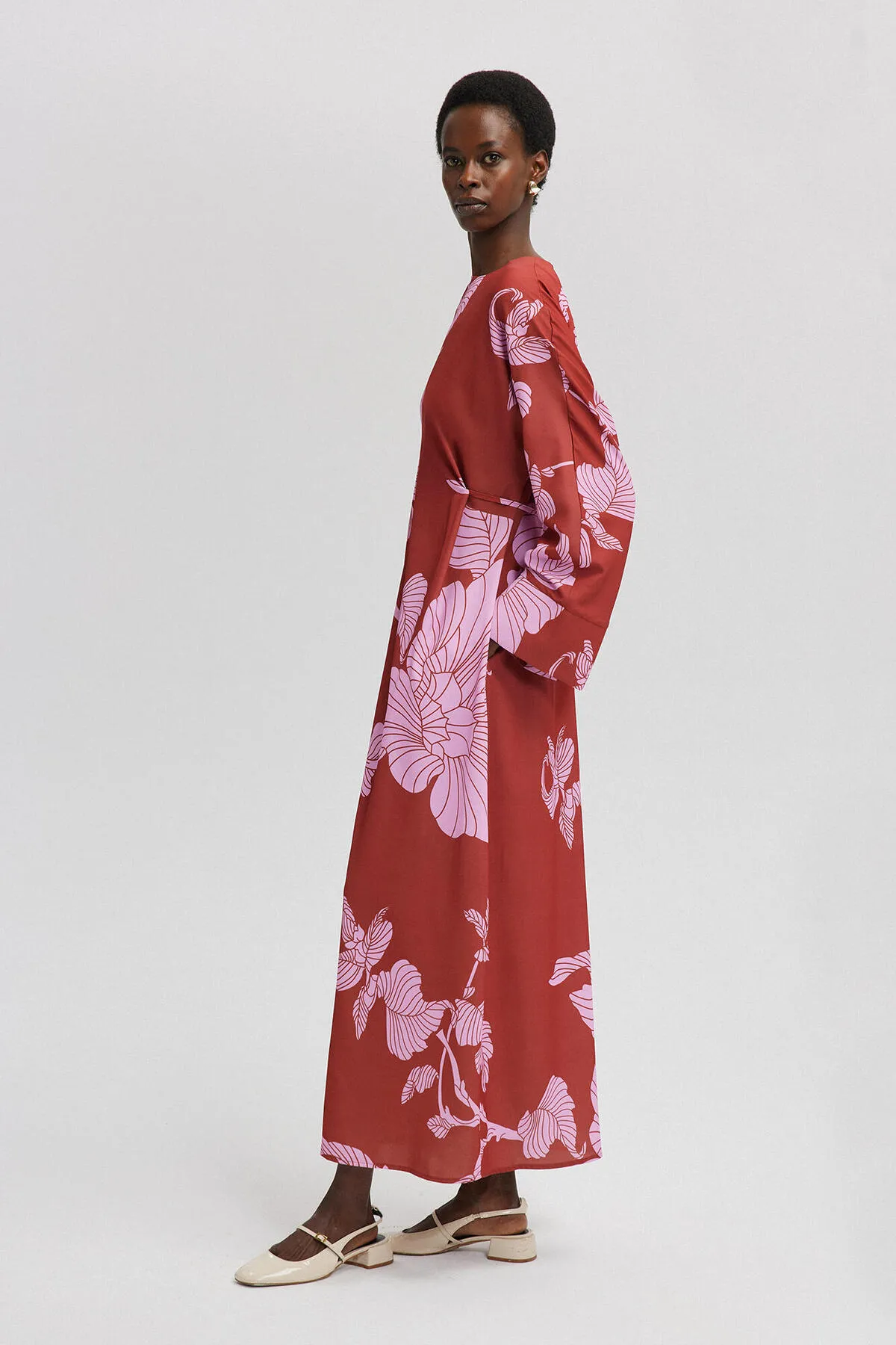 Touché Privé  KLEID AUS SATIN MIT GÜRTEL
