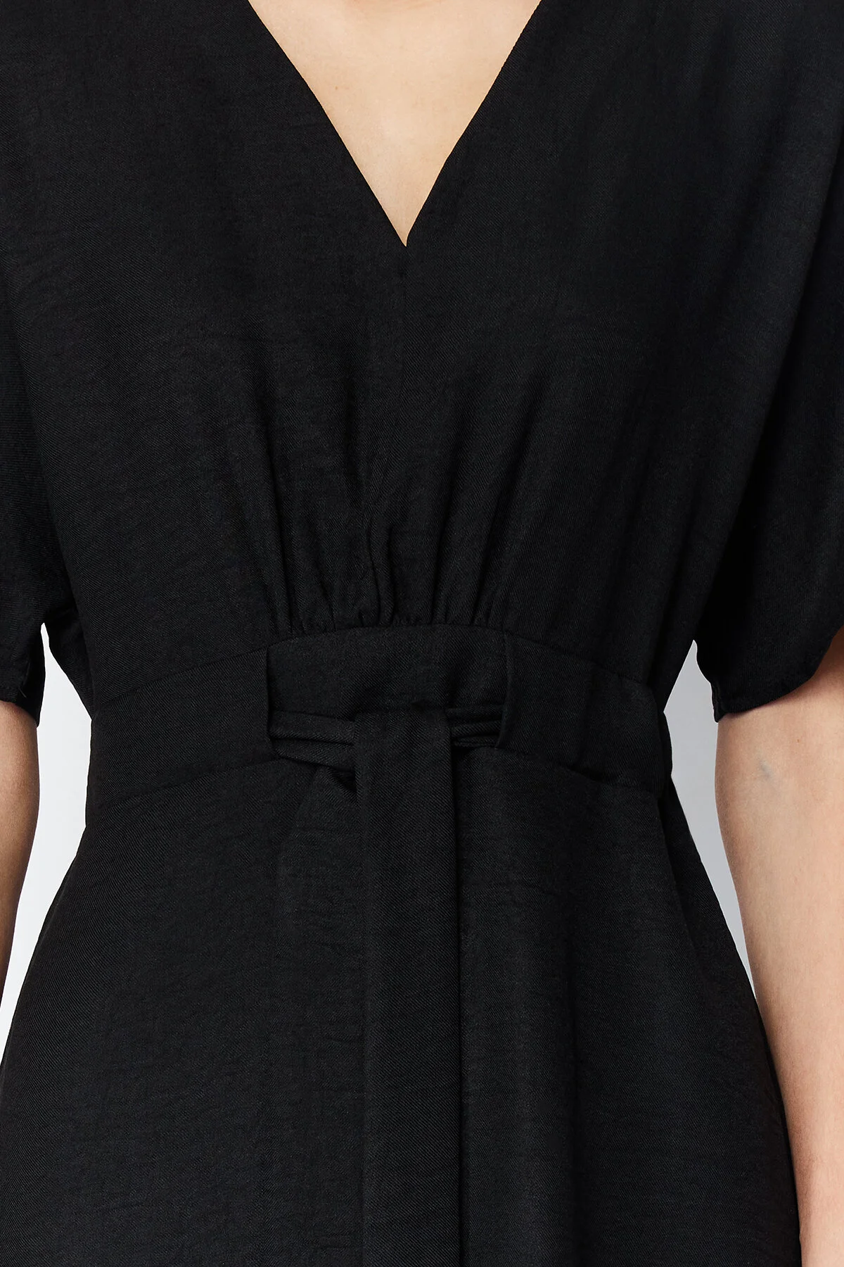 Trendyol Collection  Schwarzes, detailliertes, gewebtes Midikleid in A-Linie/Glockenform mit Krawatte TWOSS23EL01543