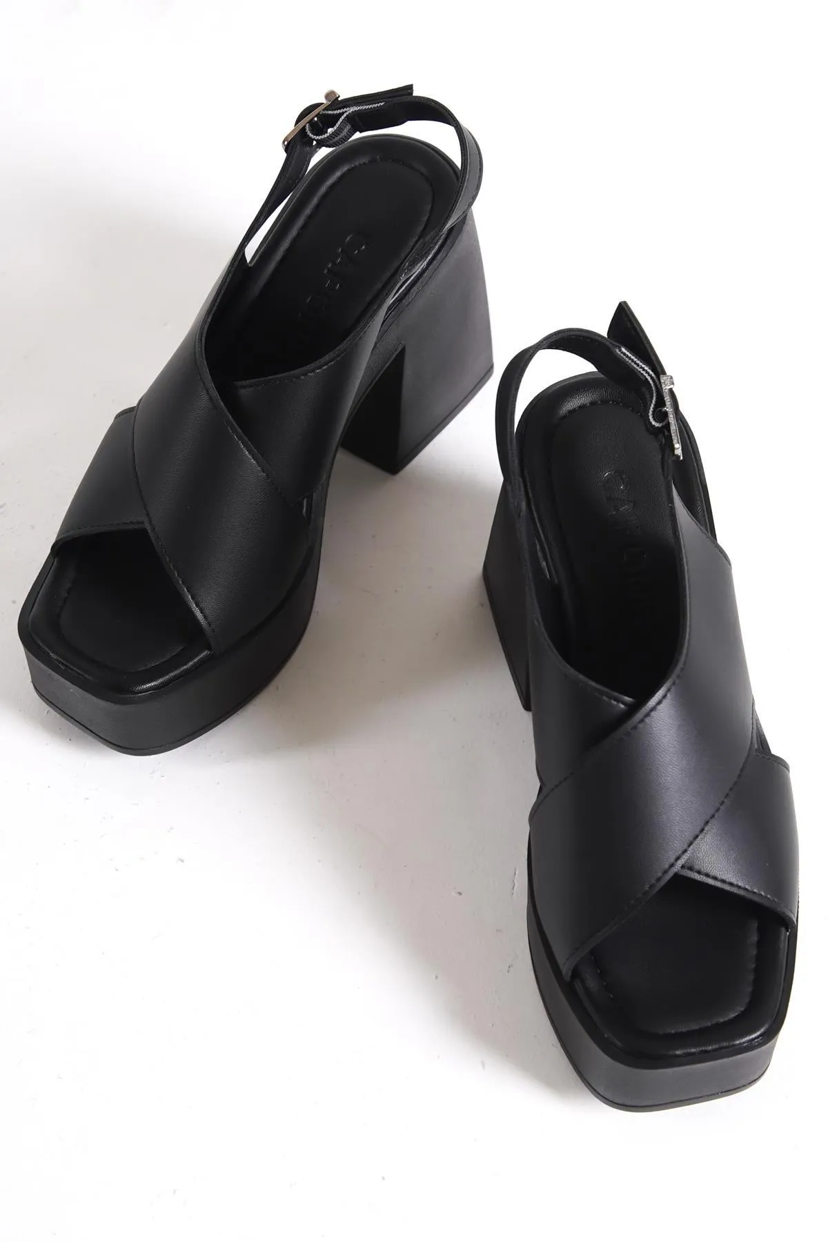 Capone Outfitters  Capone Blunt Toe Cross Wide Strap Plateau-Absatz-Sandalen für Damen in Schwarz