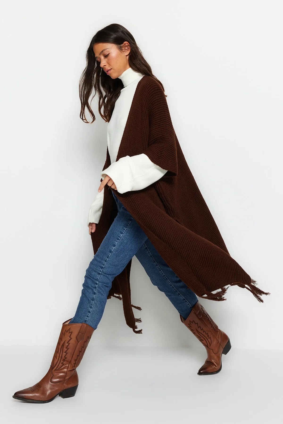 Trendyol Modest  Brauner Rock mit Quasten, langer Strick-Cardigan TCTAW23TH00008