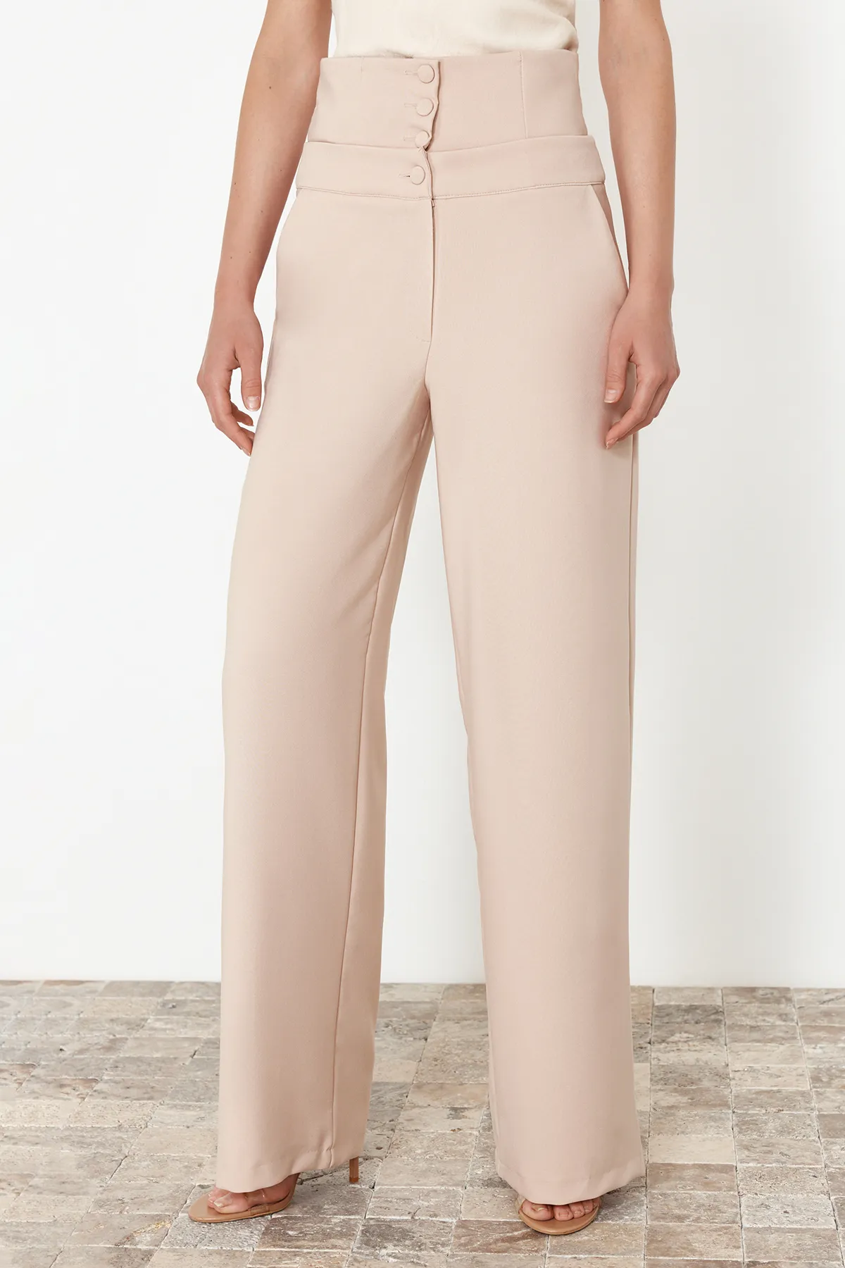 Trendyol Collection  Gewebte Hose mit Korsettdetail in Stein TPRSS23PL00033