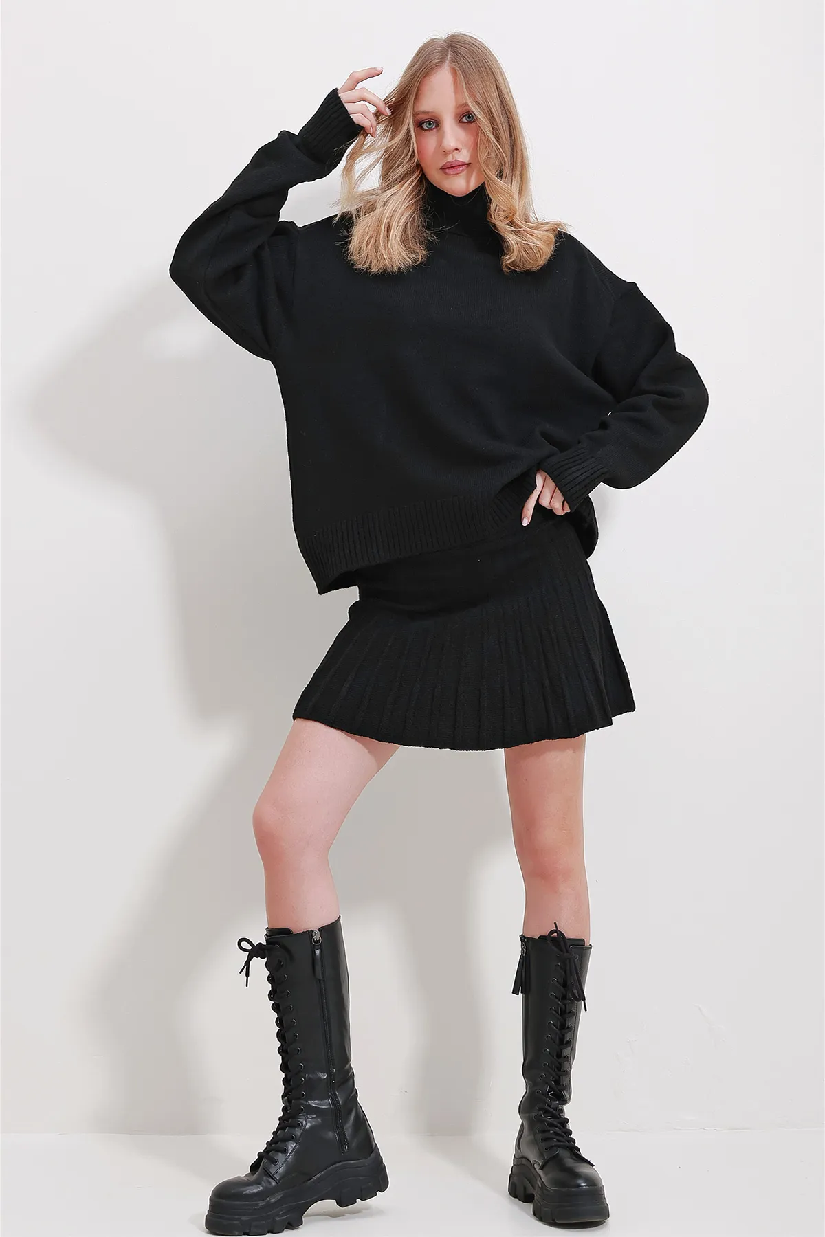 Trend Alaçatı Stili  Schwarzer Rollkragenpullover und Faltenrock für Damen im Set ALC-X11603