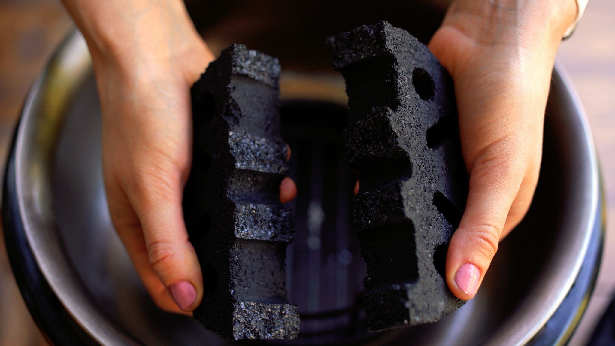 COBB Grillkohle Cobble Stones 5er-Set bestehen aus getrockneten Kokosschalen