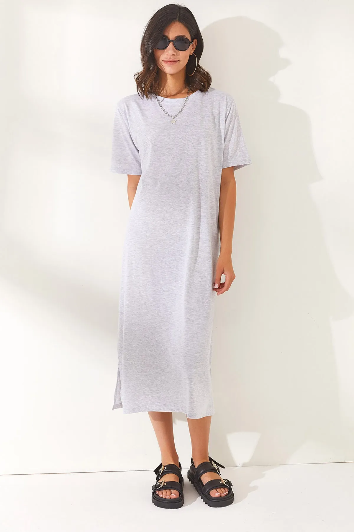 Olalook  Graues Oversize-Baumwollkleid mit seitlichem Schlitz für Damen ELB-19001880