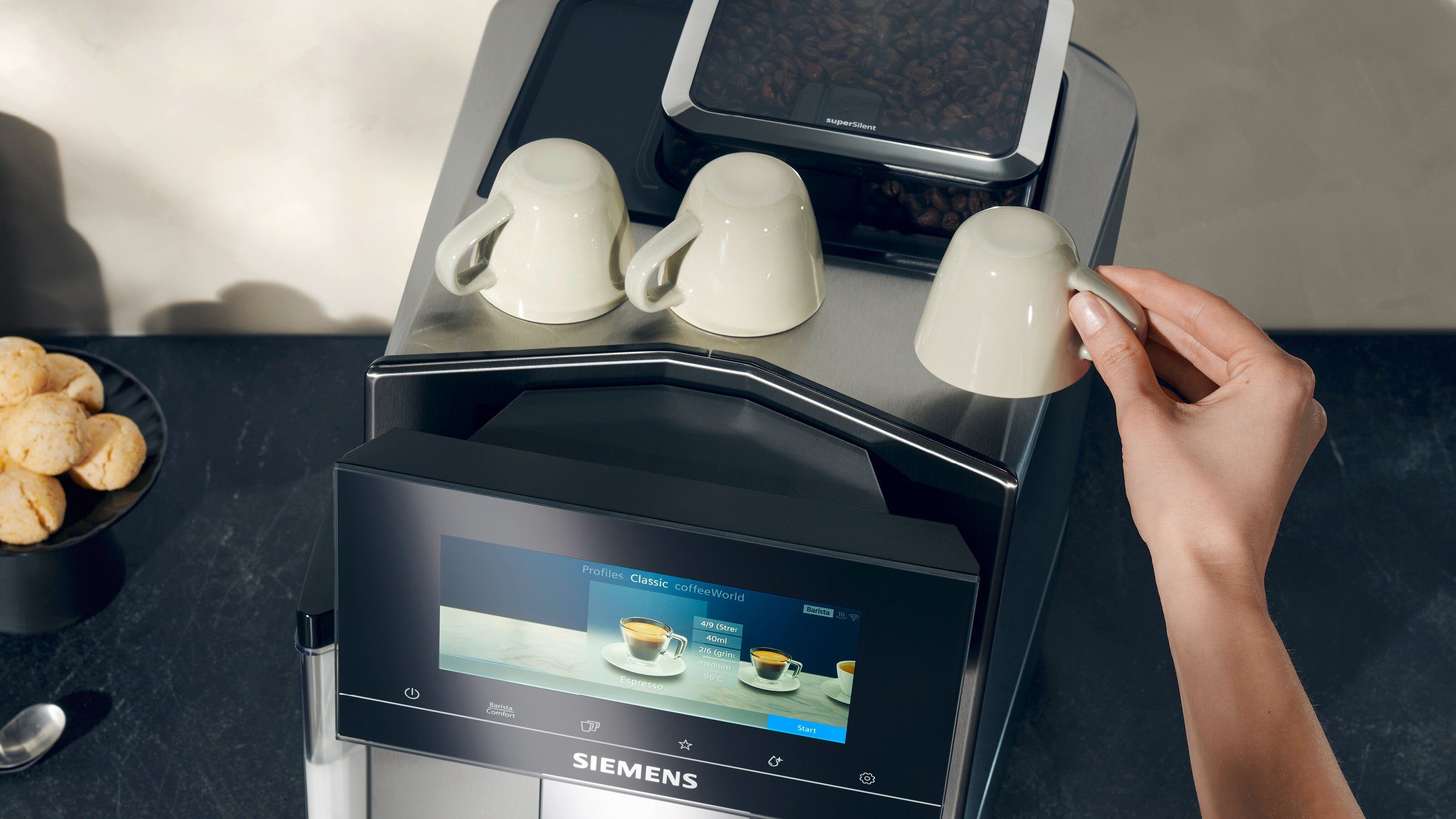 SIEMENS Kaffeevollautomat EQ900 TQ903D43, Home Connect App, baristaMode, superSilent, 6,8” Full-Touch-Display