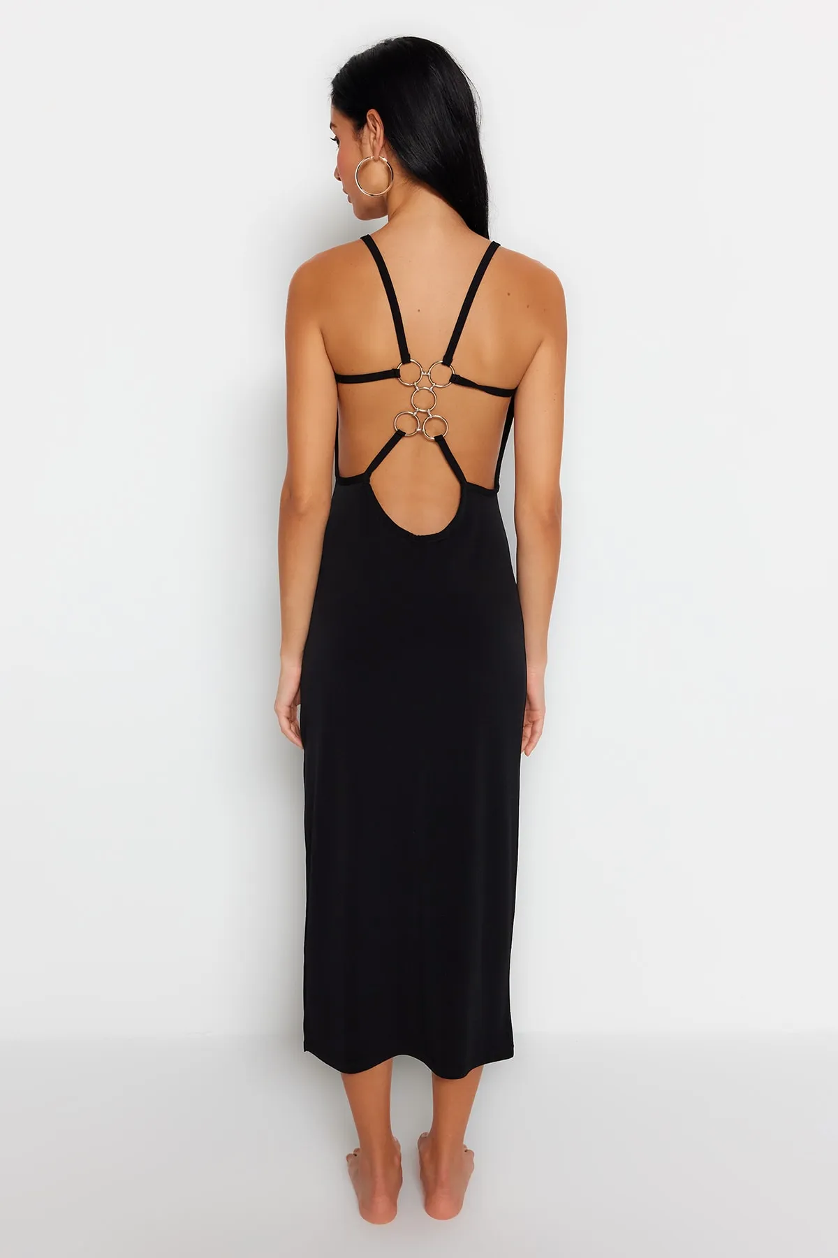 Trendyol Collection  Schwarzes, tailliertes, rückenfreies Maxi-Strandkleid aus Strick TBESS23EL00160