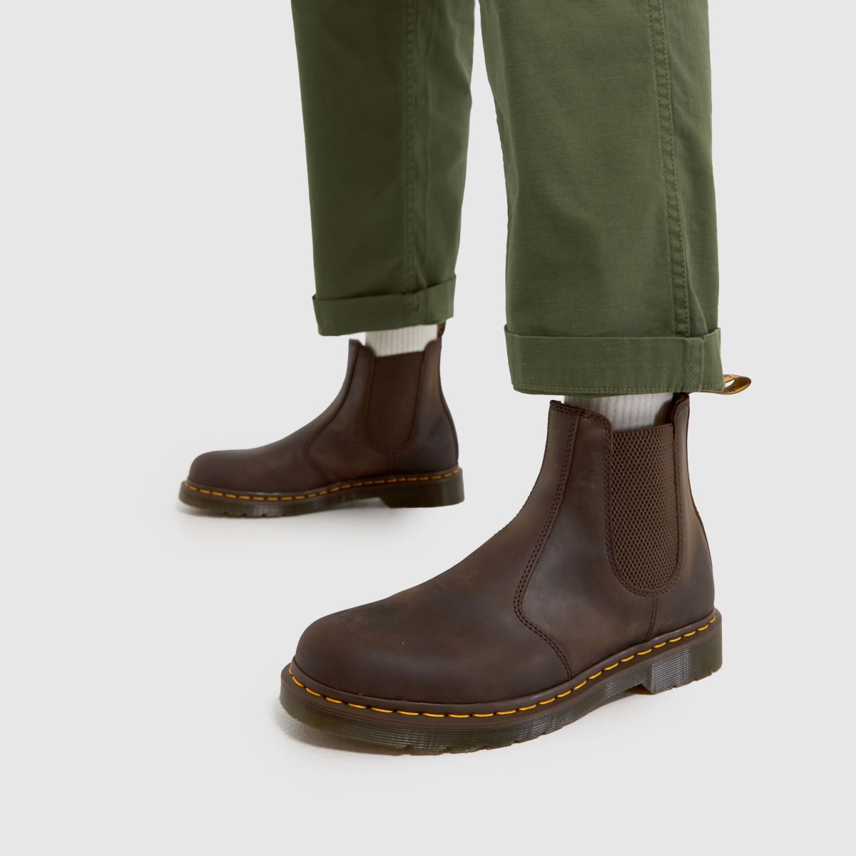 Dr Martens 2976 – Mörkbruna stövlar med gula sömmar