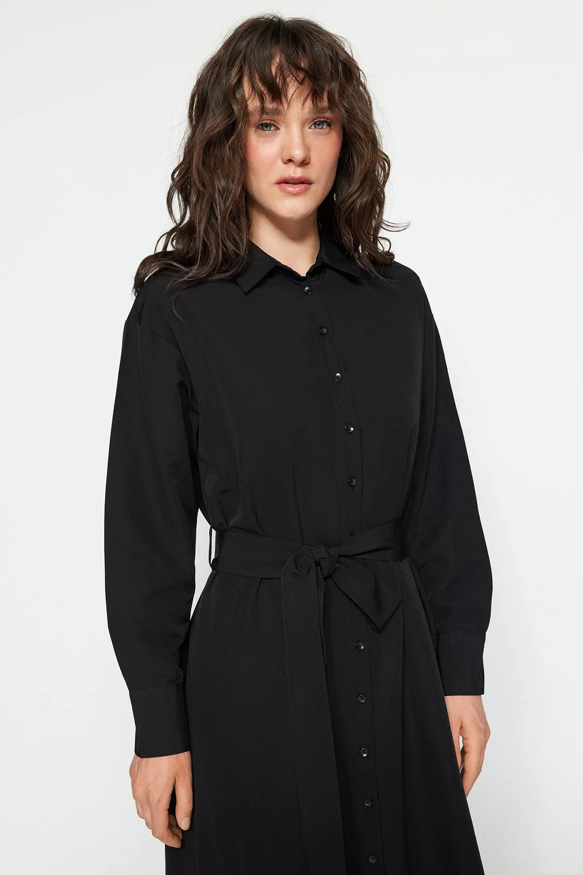 Trendyol Modest  Schwarzes Hemdblusenkleid aus gewebter Baumwolle mit Gürtel und Manschetten TCTSS23EB00072