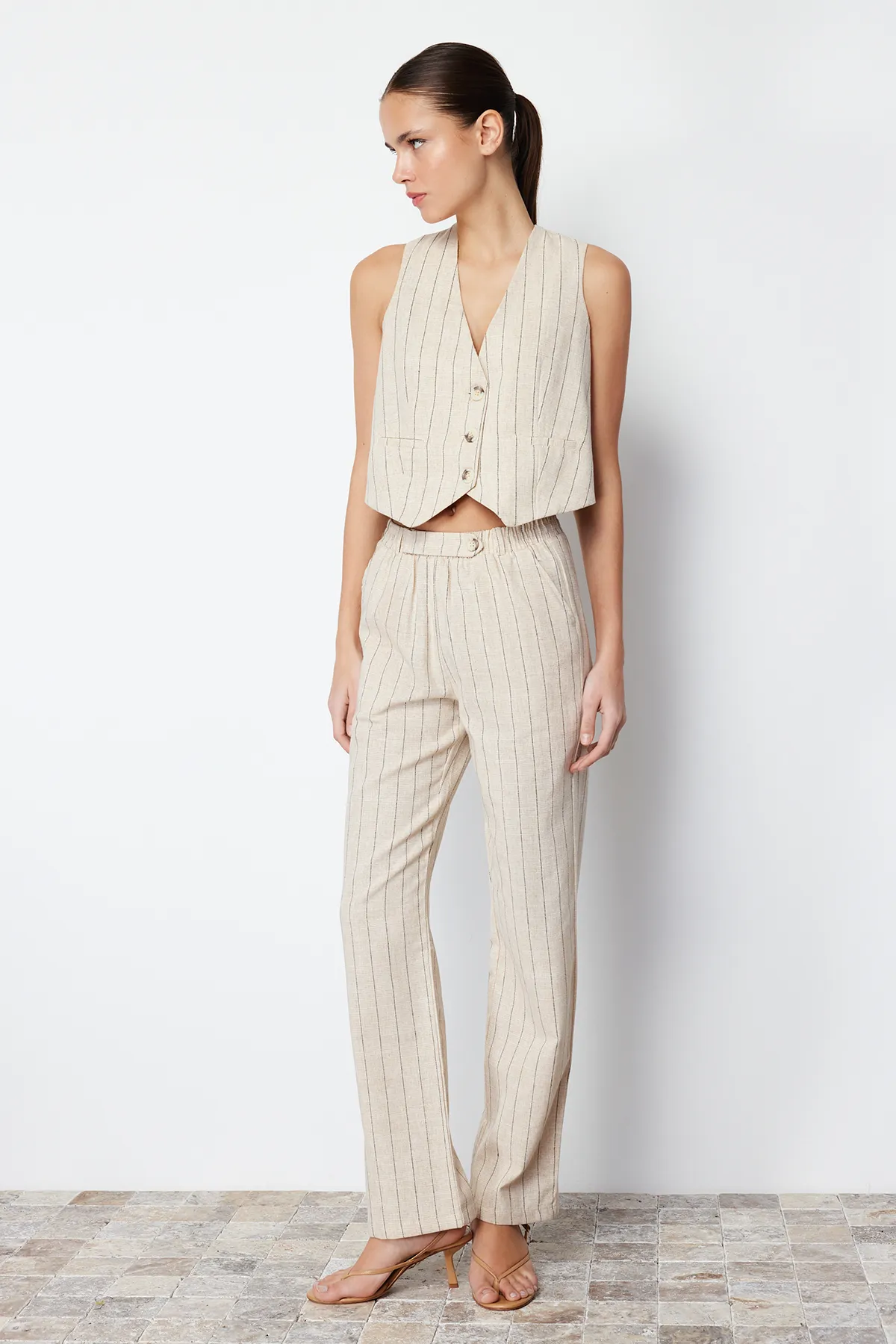 Trendyol Collection  Beige gestreifte, elastische Taillentasche, gerade geschnittene Hose aus gewebtem Baumwollleinen TWOSS24PL00055