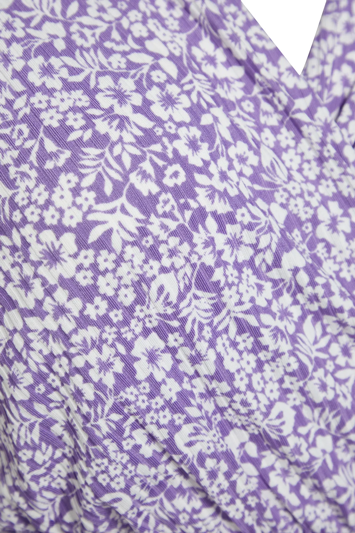 Trendyol Curve  Lilafarbenes Strickkleid mit V-Ausschnitt und Blumenmuster TBBSS22EL1638