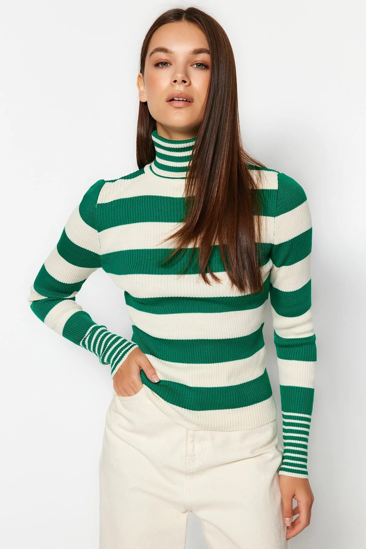 Trendyol Collection  Steinfarbener gestreifter Strickpullover TWOAW24KZ00637