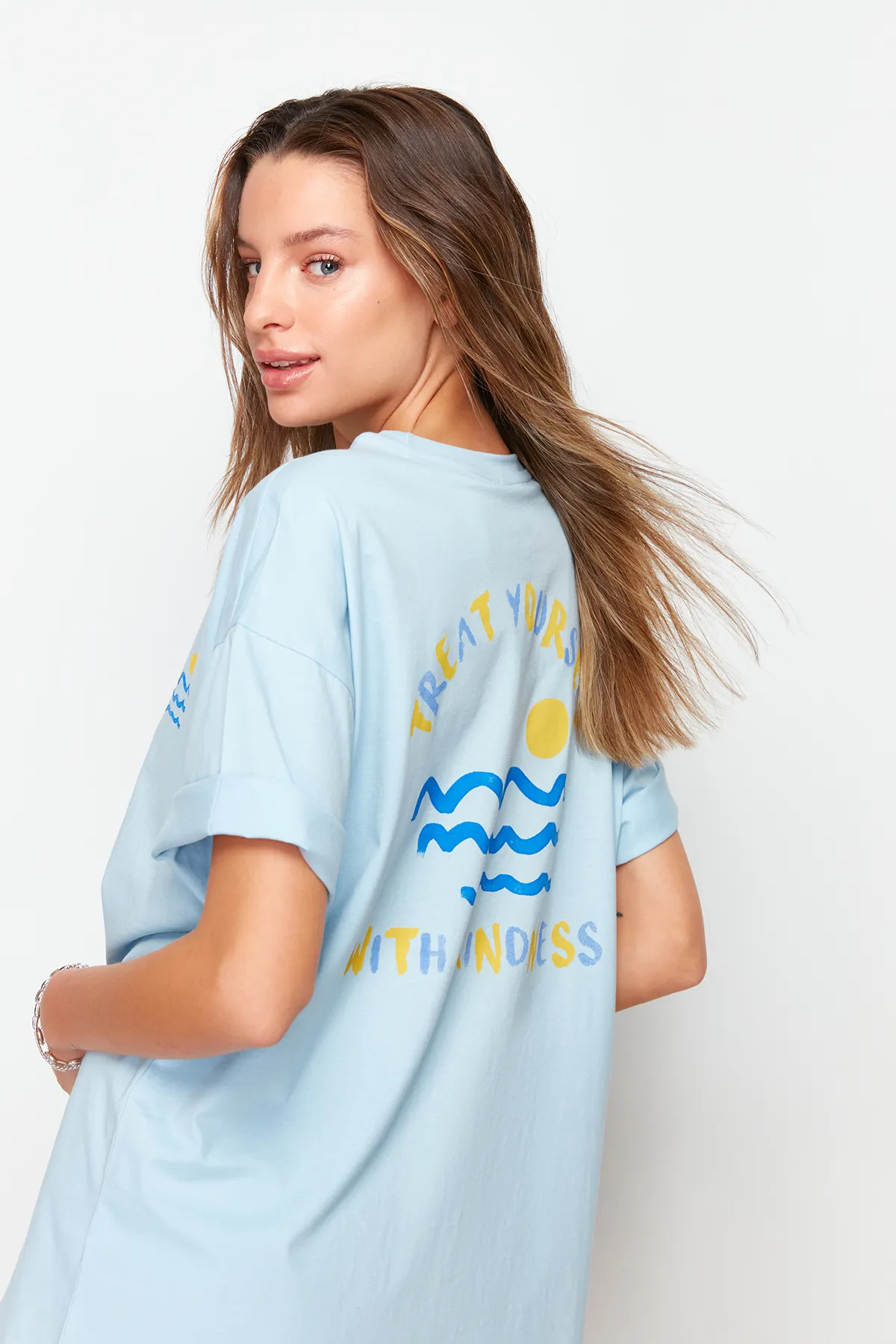 Trendyol Collection  Hellblaues Boyfriend-Strick-T-Shirt aus 100 % Baumwolle mit Rücken- und Brustaufdruck TWOSS23TS00058