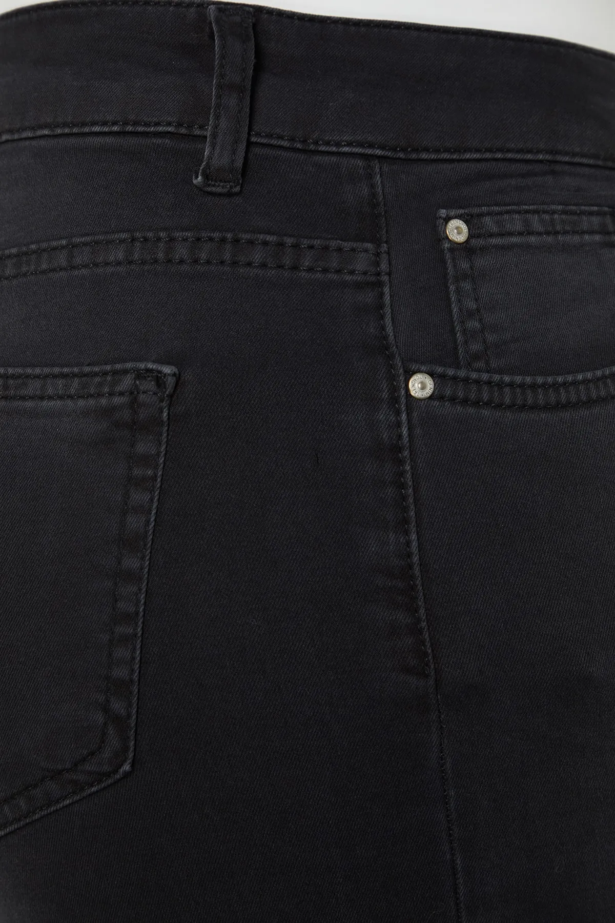 Trendyol Curve  Schwarze Röhrenjeans TBBSS22JE0070