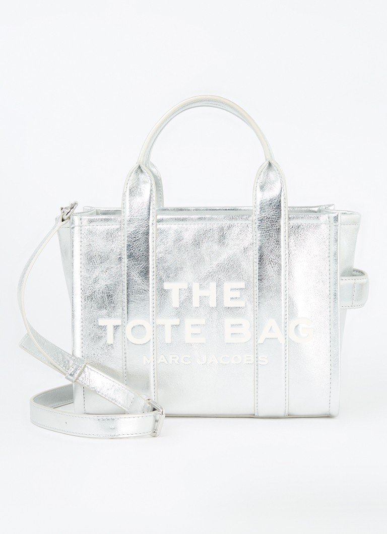 Mała torba marki Marc Jacobs wykonana ze skóry z metalicznym wykończeniem.
