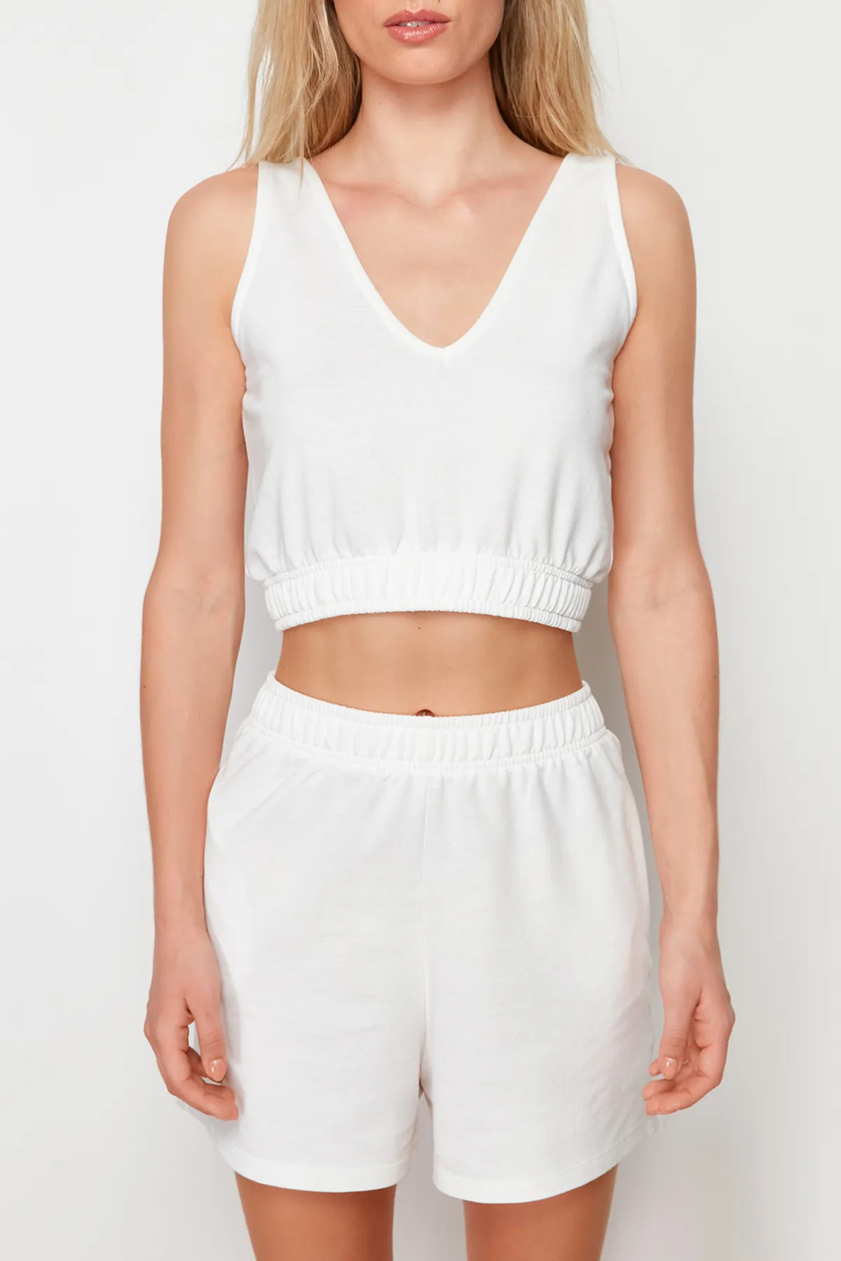 Trendyol Collection  Schwarzes Set aus elastischem, bauchfreiem Strickoberteil und -unterteil mit V-Ausschnitt TWOSS24AU00058