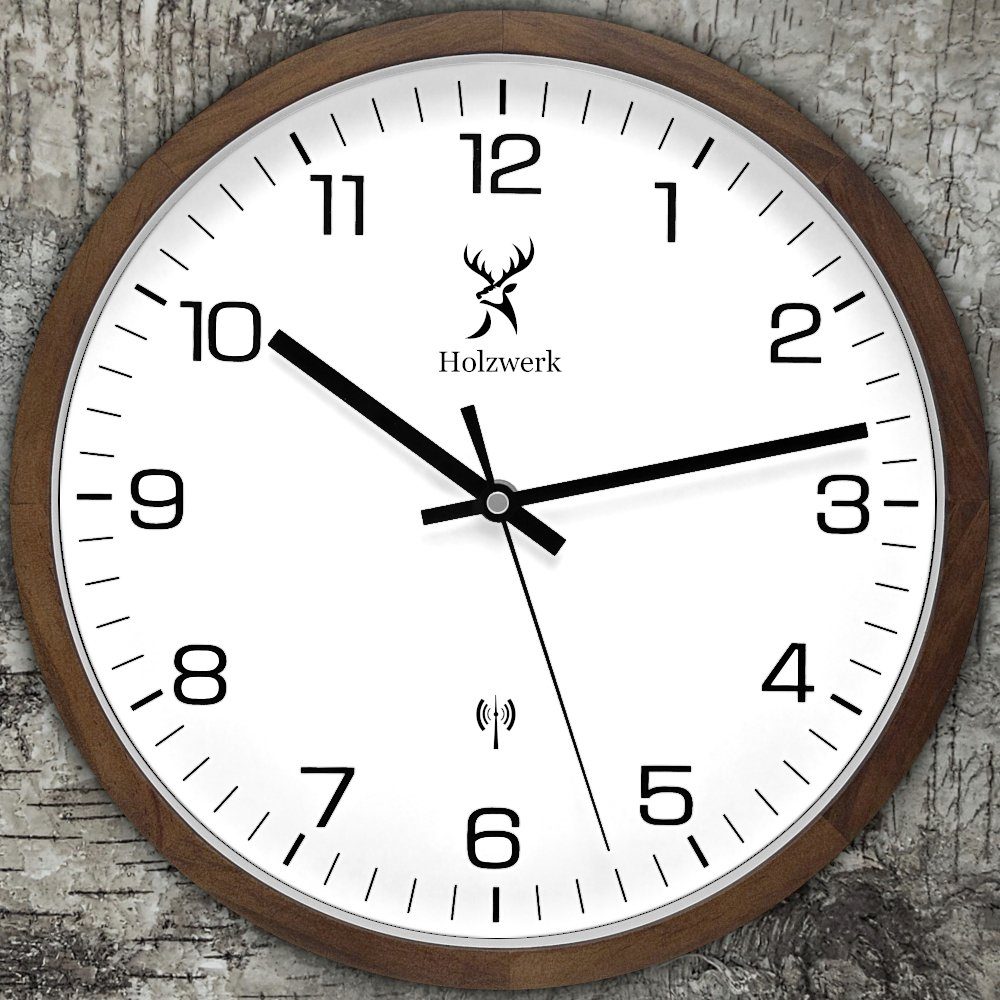 Holzwerk Funkwanduhr FELSBERG Designer Funk Holz Wand Uhr, braun, weiß (lautlos ohne Tickgeräusche, 30 cm)