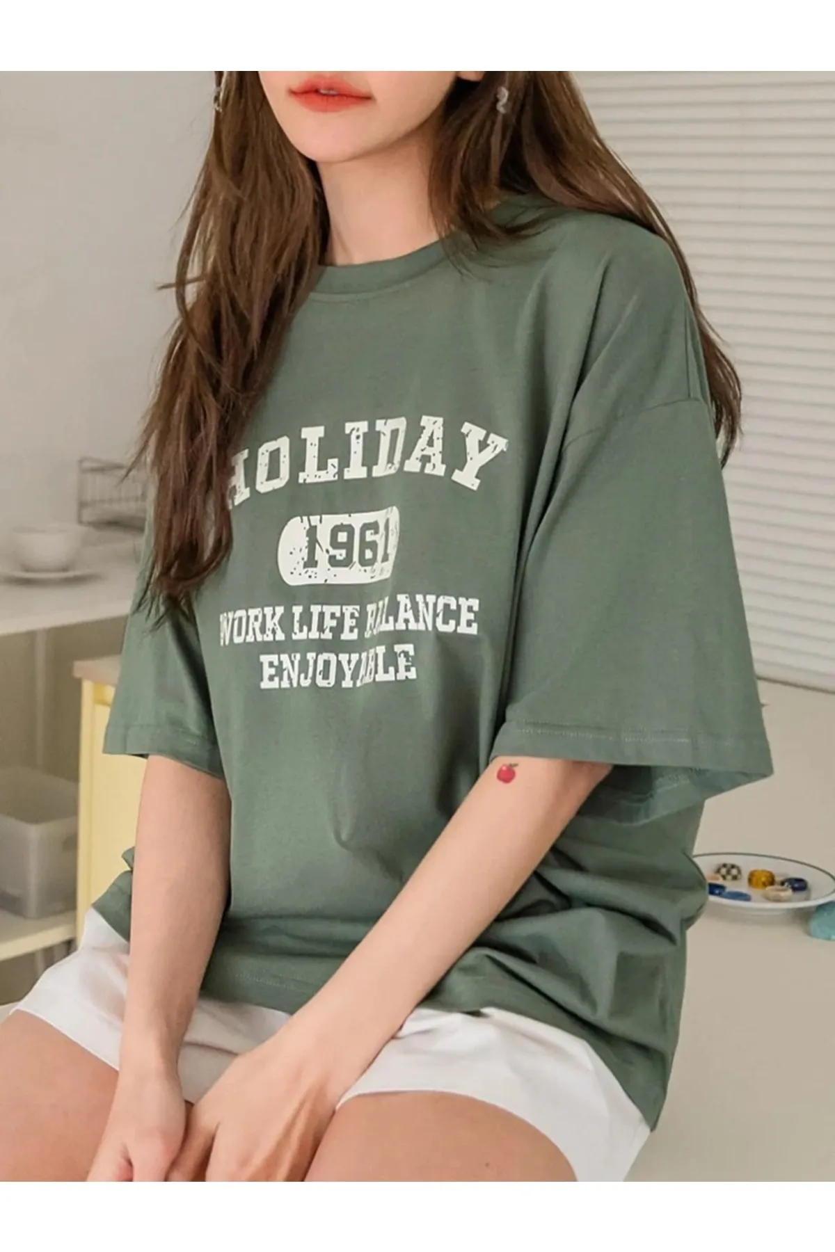 MOONBULL  Übergroßes, bedrucktes Khaki-T-Shirt „Holiday 1961“.