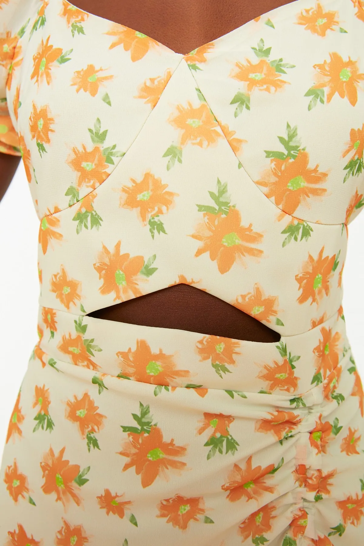 Trendyol Collection  Ecru gewebtes Mini-Webkleid mit Blumenfensterdetail TWOSS22EL0285
