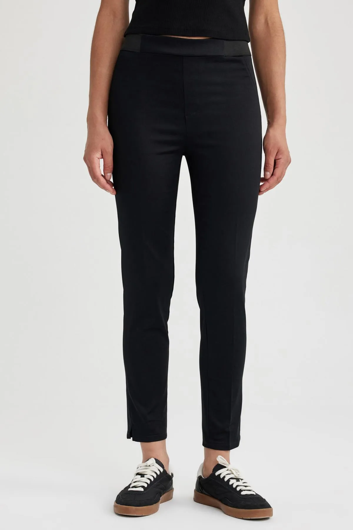 DeFacto  Valentina Sigaret Satinhose mit normaler Taille und geradem Bein J8743az23wn