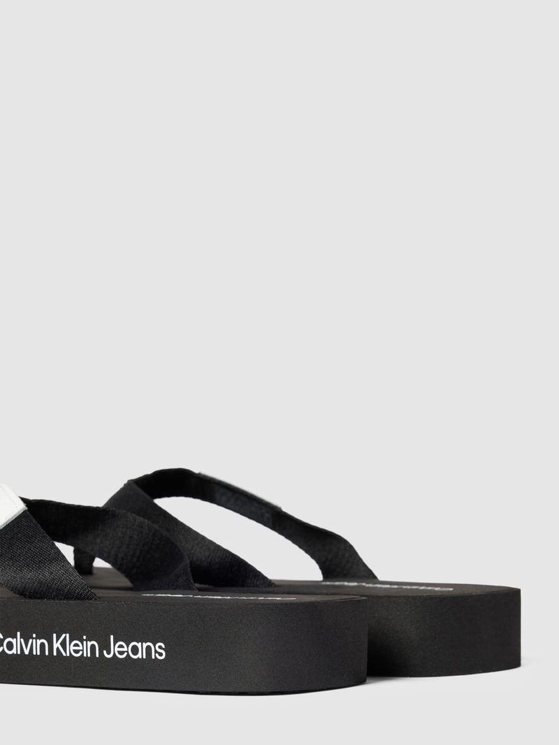 Zehentrenner mit Label-Details Modell 'FLATFORM' in schwarz