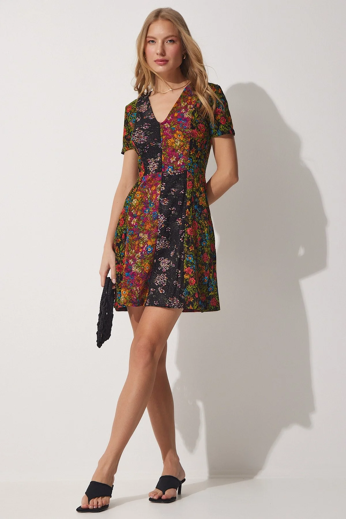 Happiness İstanbul  Gemustertes, ausgestelltes Minikleid mit V-Ausschnitt