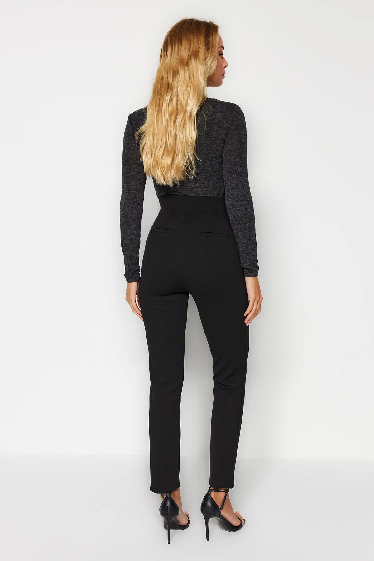 Trendyol Collection  Schwarze, hoch taillierte, gerippte, elastische Taille, schmale Passform, dicke Strickhose TWOAW24PL00114