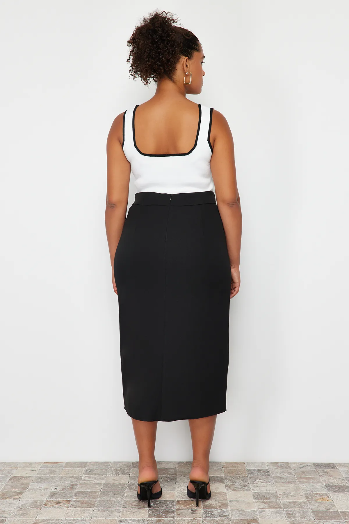 Trendyol Curve  Schwarzer gewebter Midirock mit hoher Taille TBBSS24AZ00031