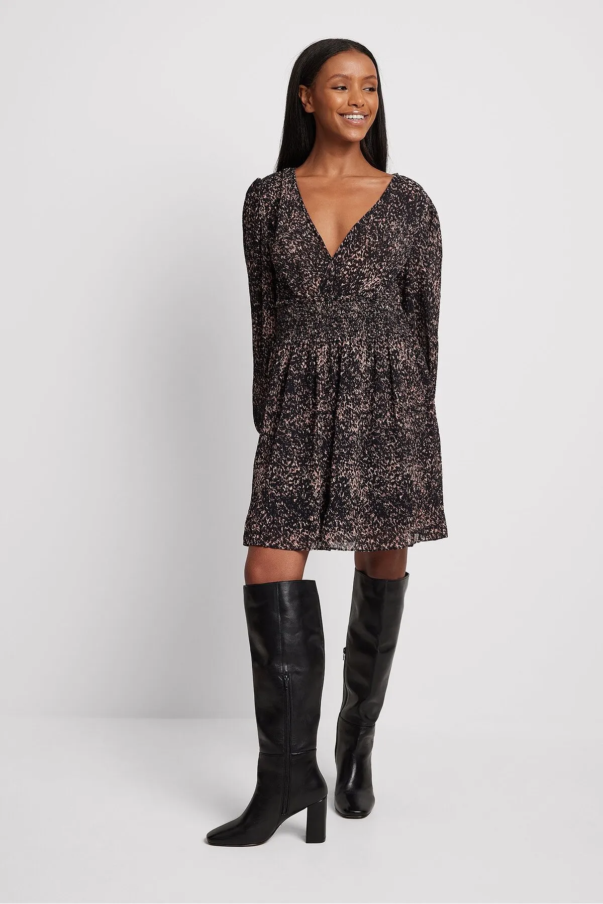 NA-KD  Strukturiertes Kleid mit gesmokter Taille