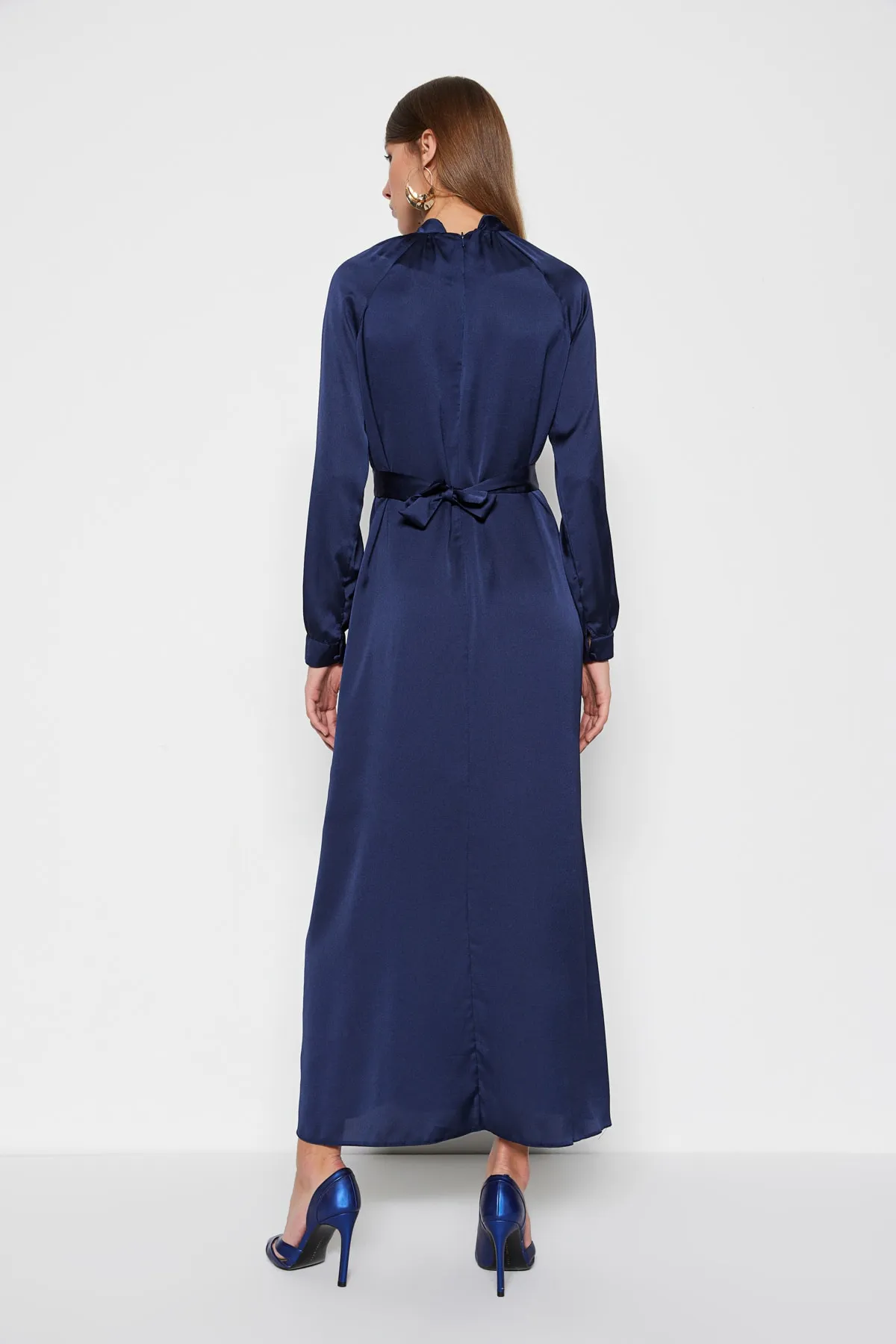 Trendyol Modest  Marineblaues Abendkleid aus Satin mit Gürtel in der Taille TCTSS23DB00038