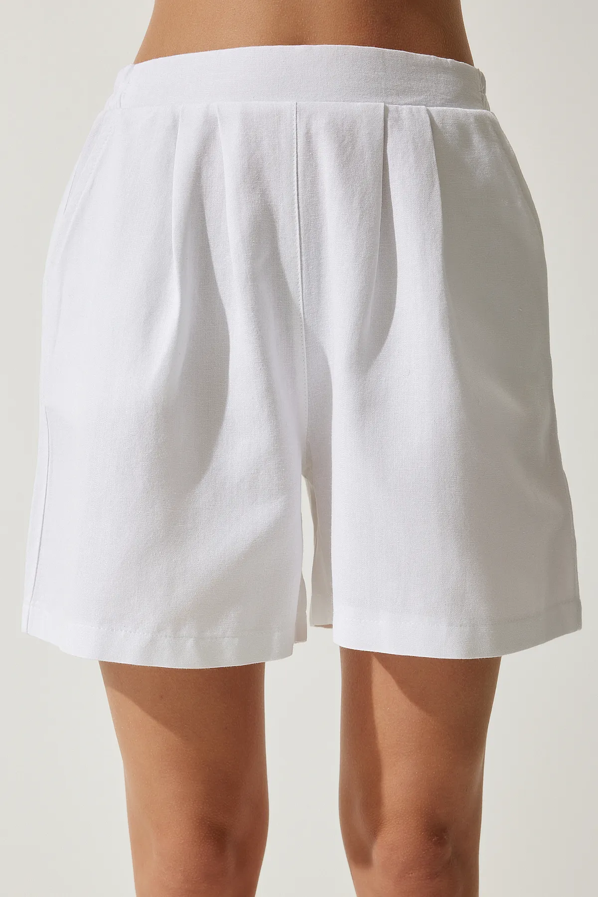 Happiness İstanbul  Weiße Leinenshorts mit Tasche für Damen MC00276