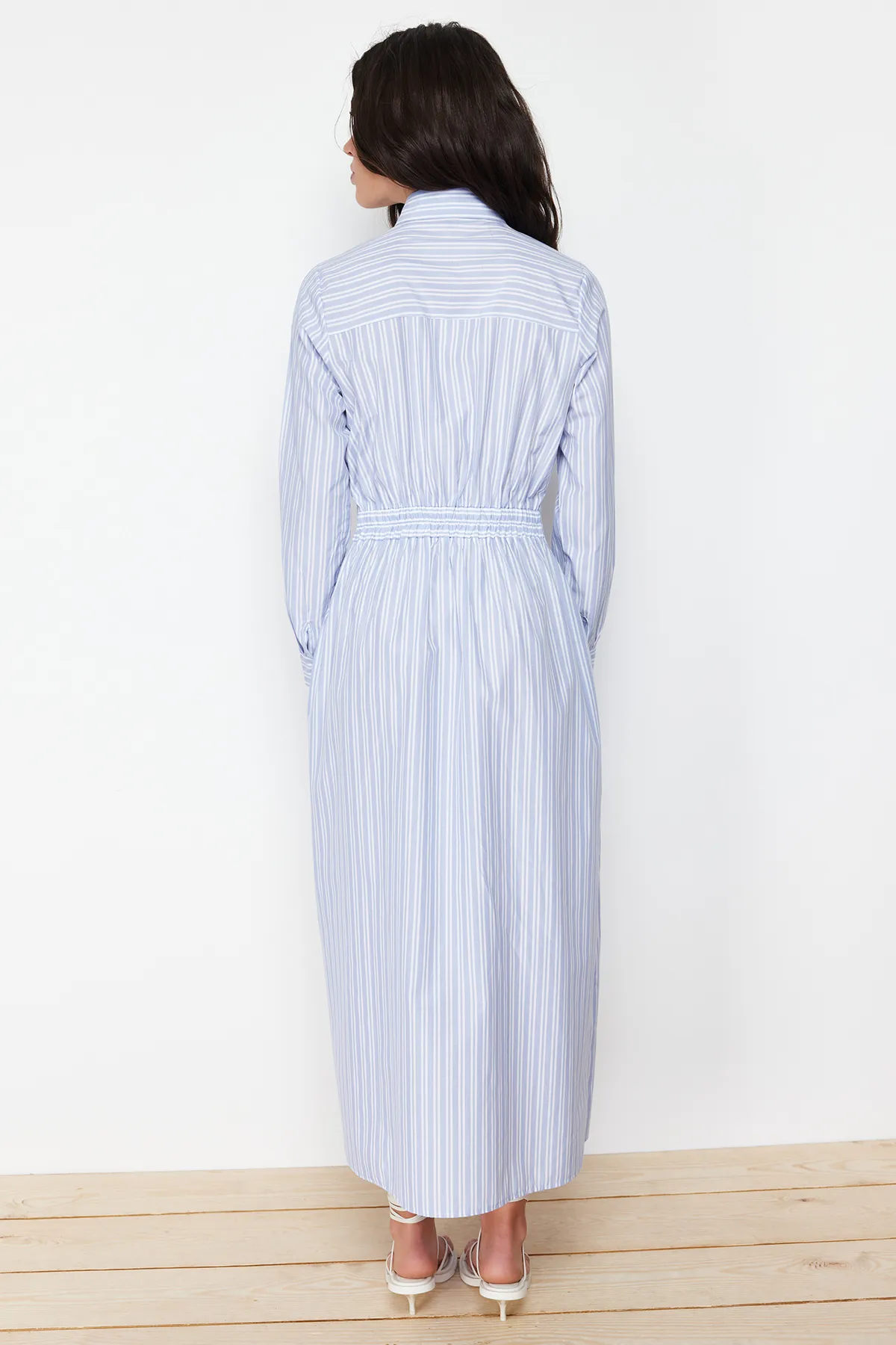 Trendyol Modest  Blaues, gewebtes Kleid mit Hemdkragen und Streifen TCTSS24EB00078