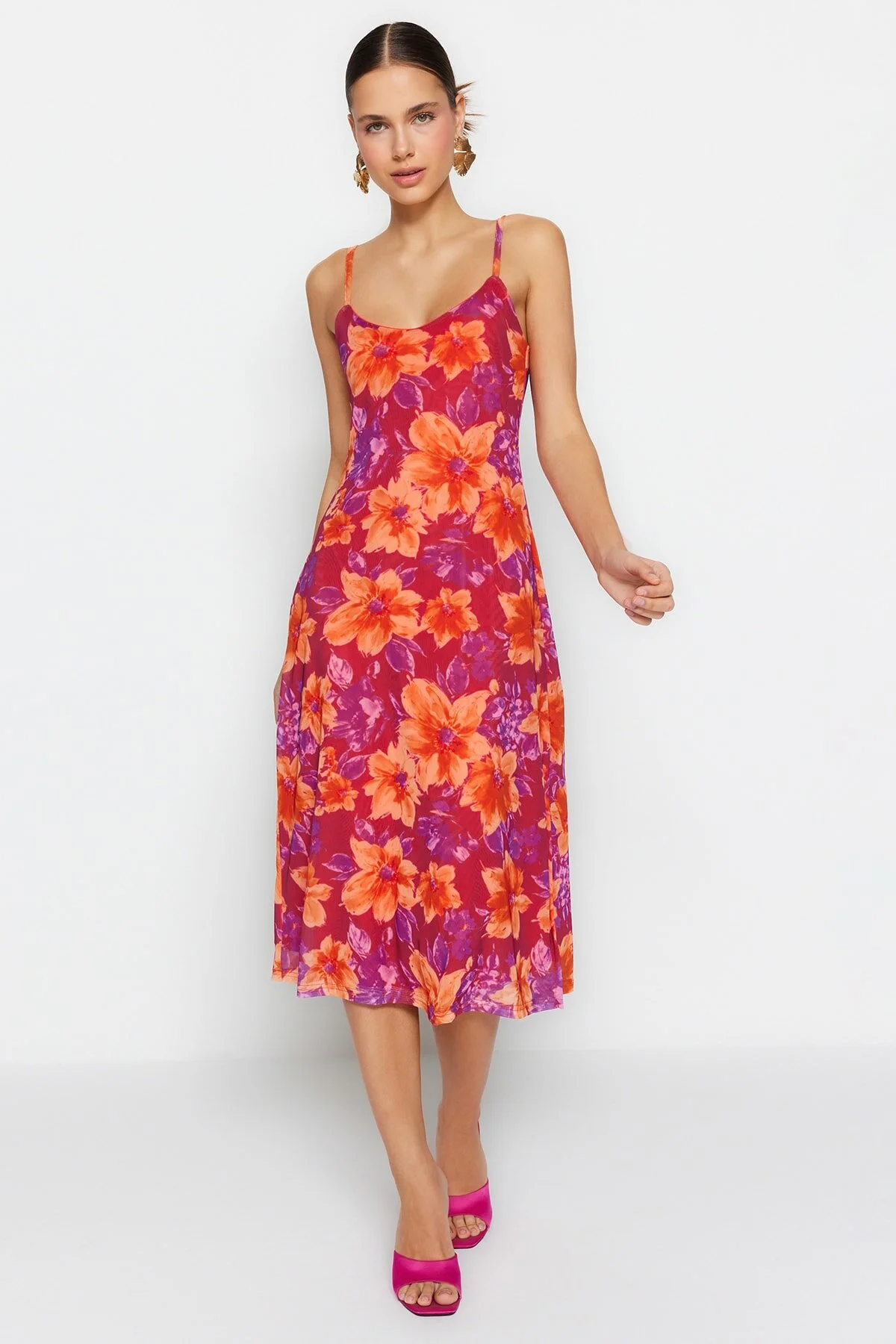 Trendyol Collection  Rosafarbenes Midikleid mit Blumenmuster, Schlitz, detailliertem Futter und Tüllträgern TWOSS23EL01453